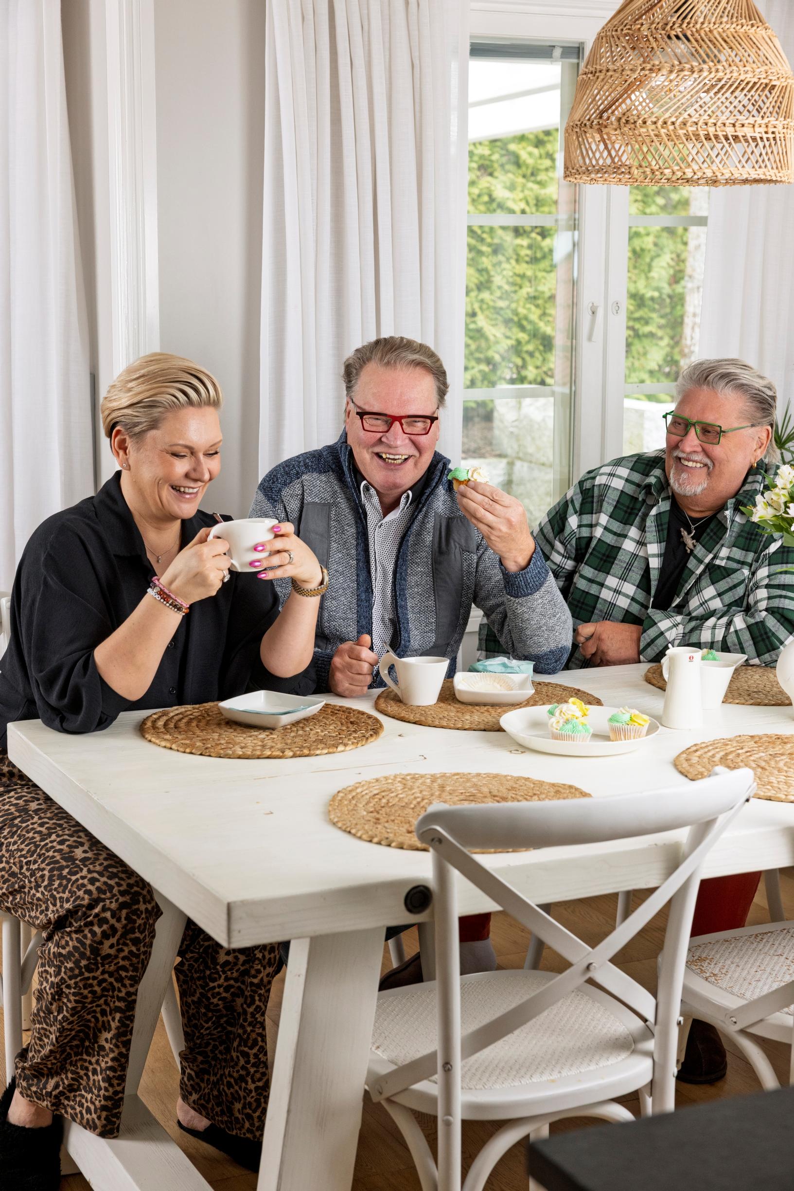 Heidi Willmanin, Esa Sääskilahden ja Juha Willmanin perheyhteisöön kuuluvat Heidin veli perheineen sekä Heidin tyttäret ja puoliso.