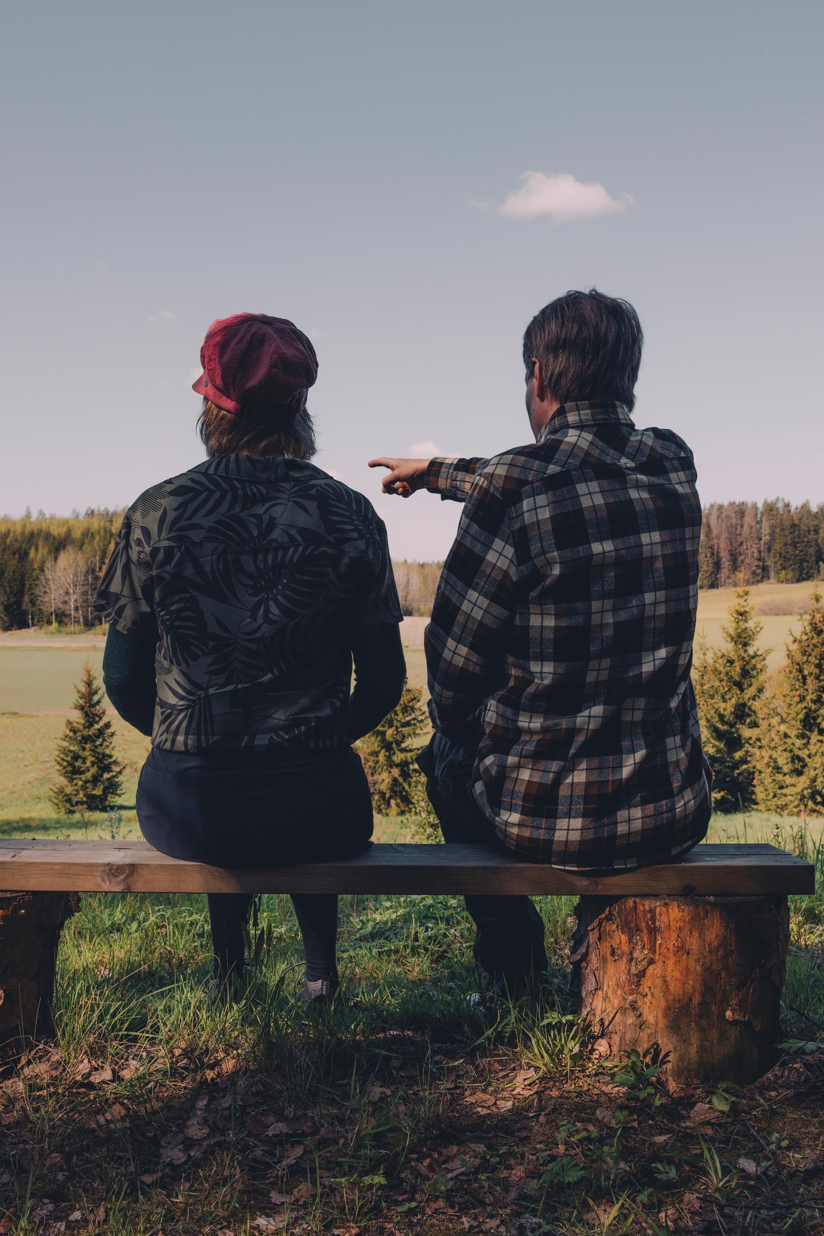 Adela ja Marko istuvat selin kameraan