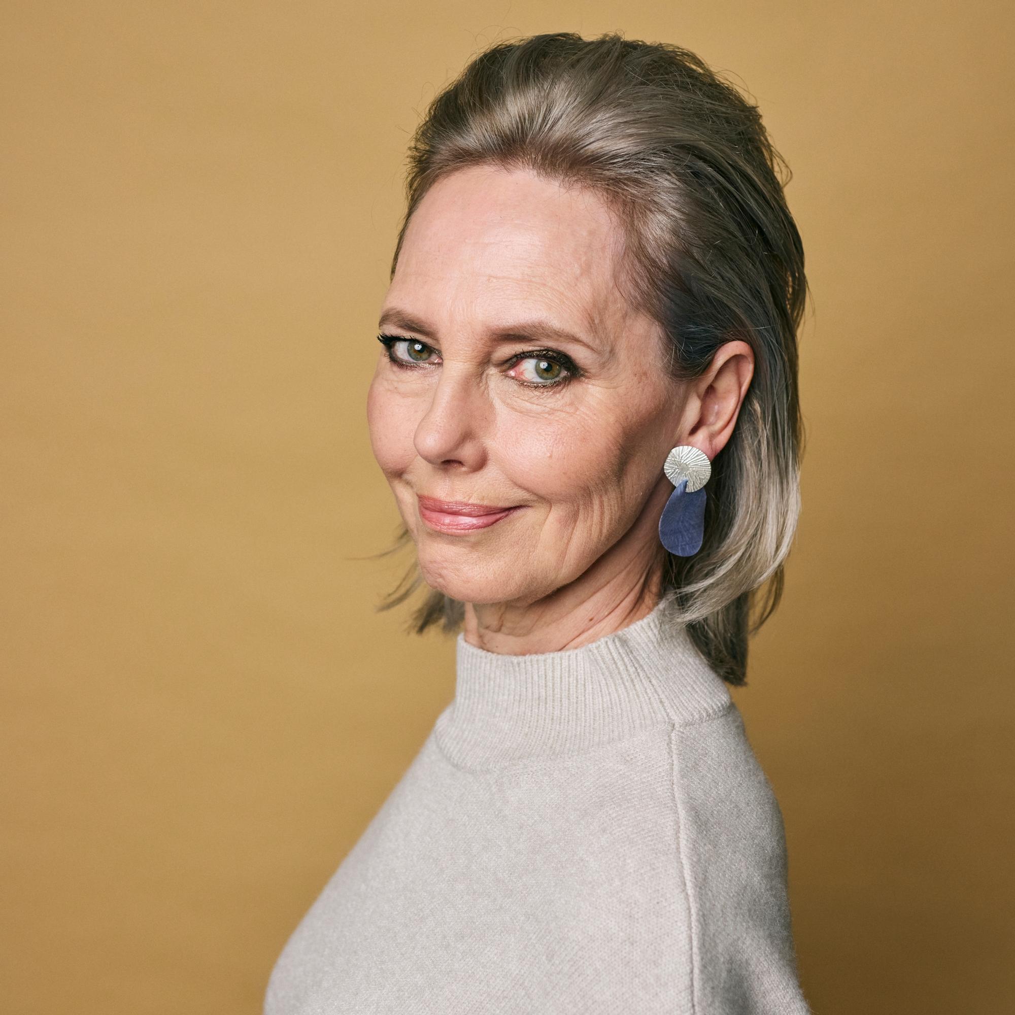 Maija, 64, sai hehkuvan meikin muuttumisleikissä – näin valitset meikkivoiteen aikuiselle iholle