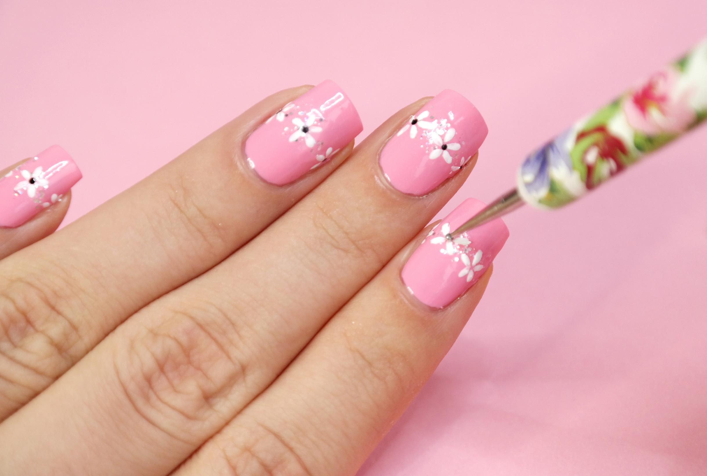 Piristävät kynsikuviot - koristele kynnet pilkkutikulla