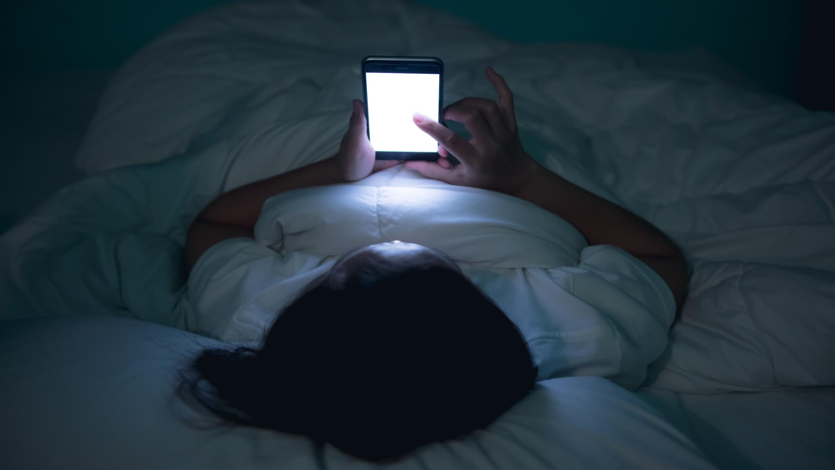 Viekö puhelin yöunesi? Lue vinkit sinisen valon haittojen välttämiseen