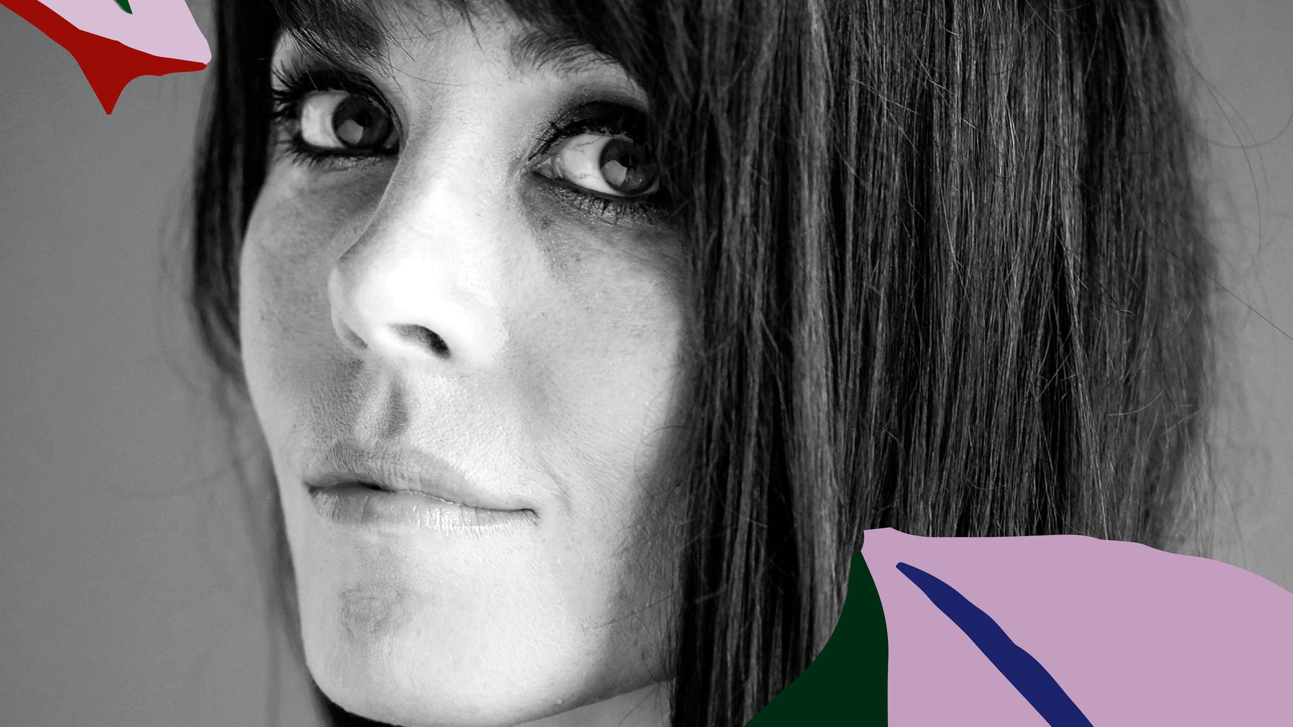 Riikka Pulkkinen mietti 18 vuotta, että haluaa kirjoittaa lääkäriromaanin – kertoo Eevan kirjaklubin podcastissa, miten on muuttunut kirjailijana