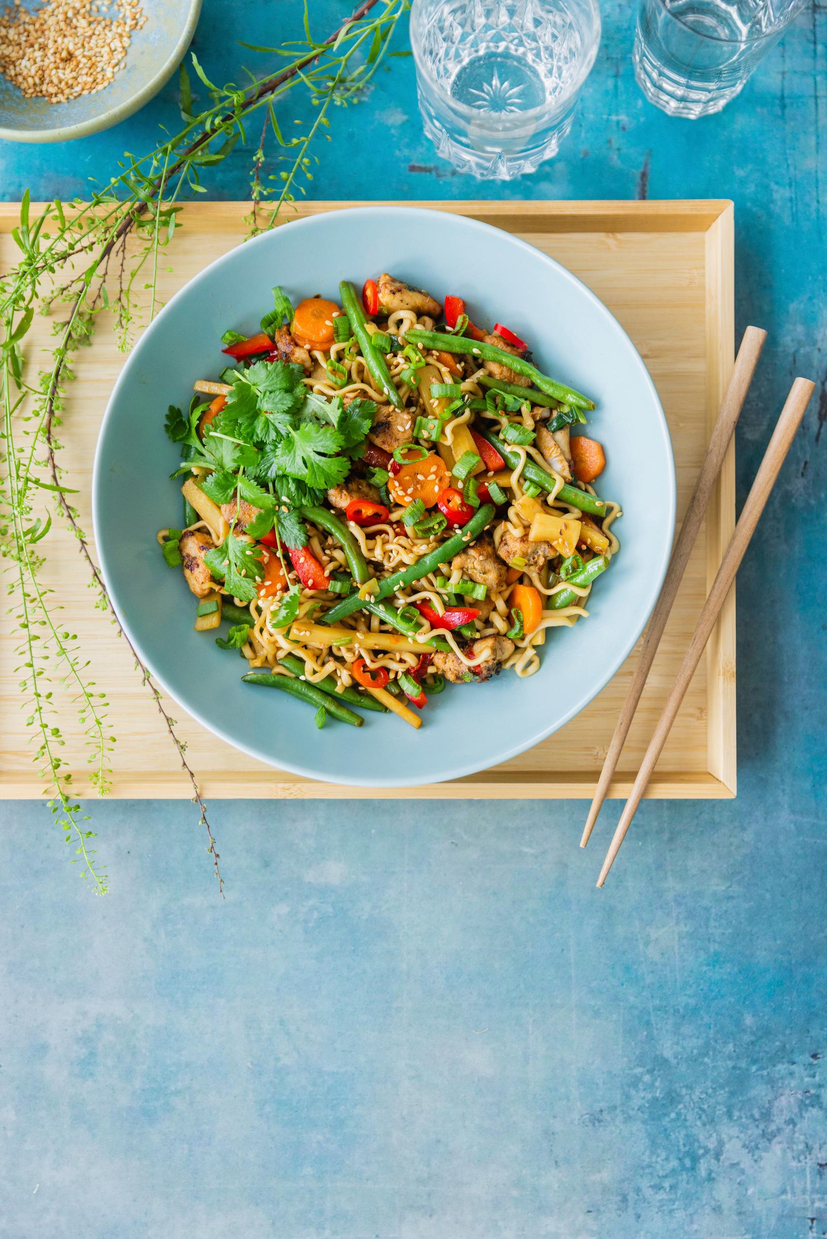 Itse marinoidusta broilerista ja kasviksista syntyy maukas wokherkku.