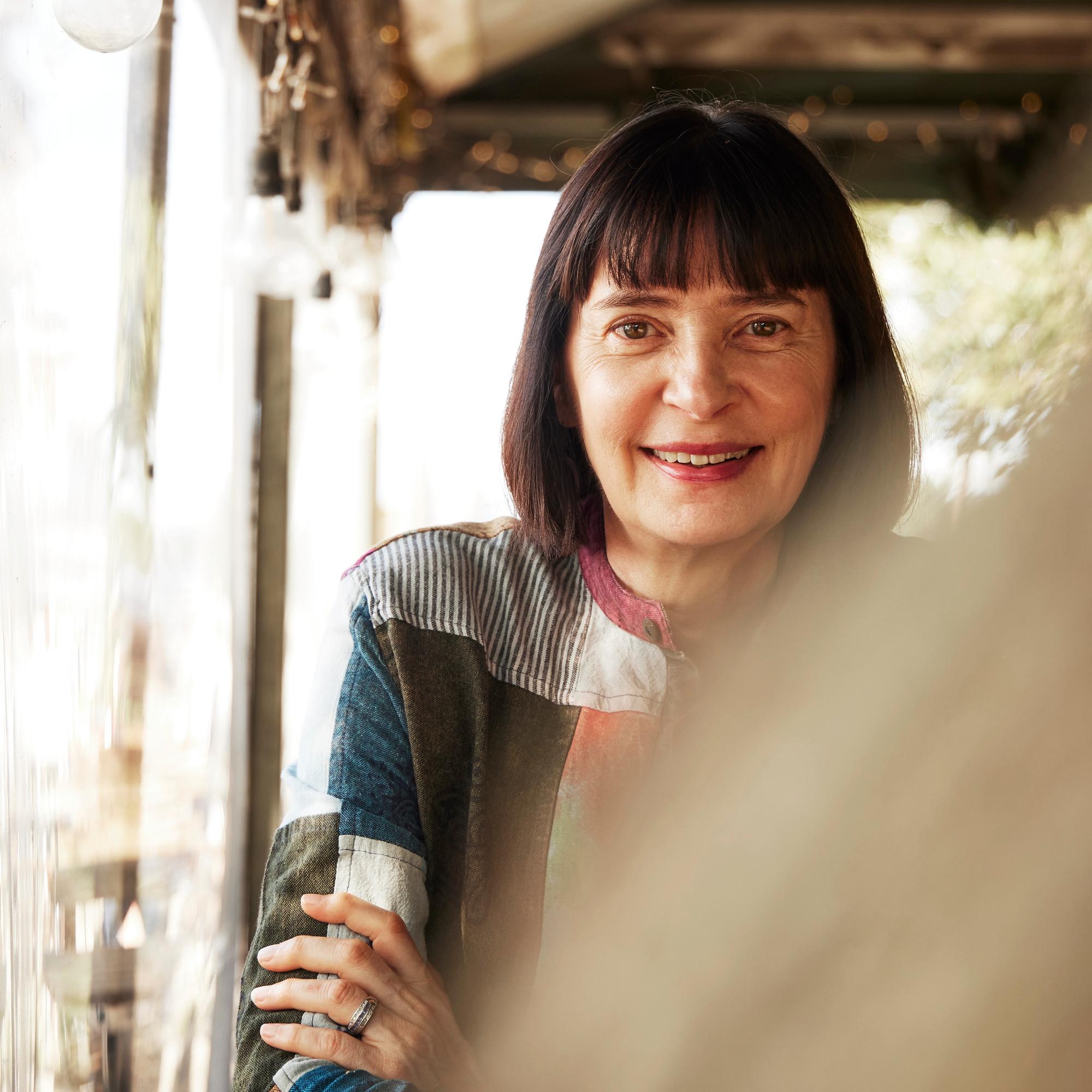 Anne Brunila oli Suomen vaikutusvaltaisimpia naisia – nyt hän on luopunut asemasta ja kodista: ”Unelmoin, että omaisuuteni mahtuisi matkalaukkuun”