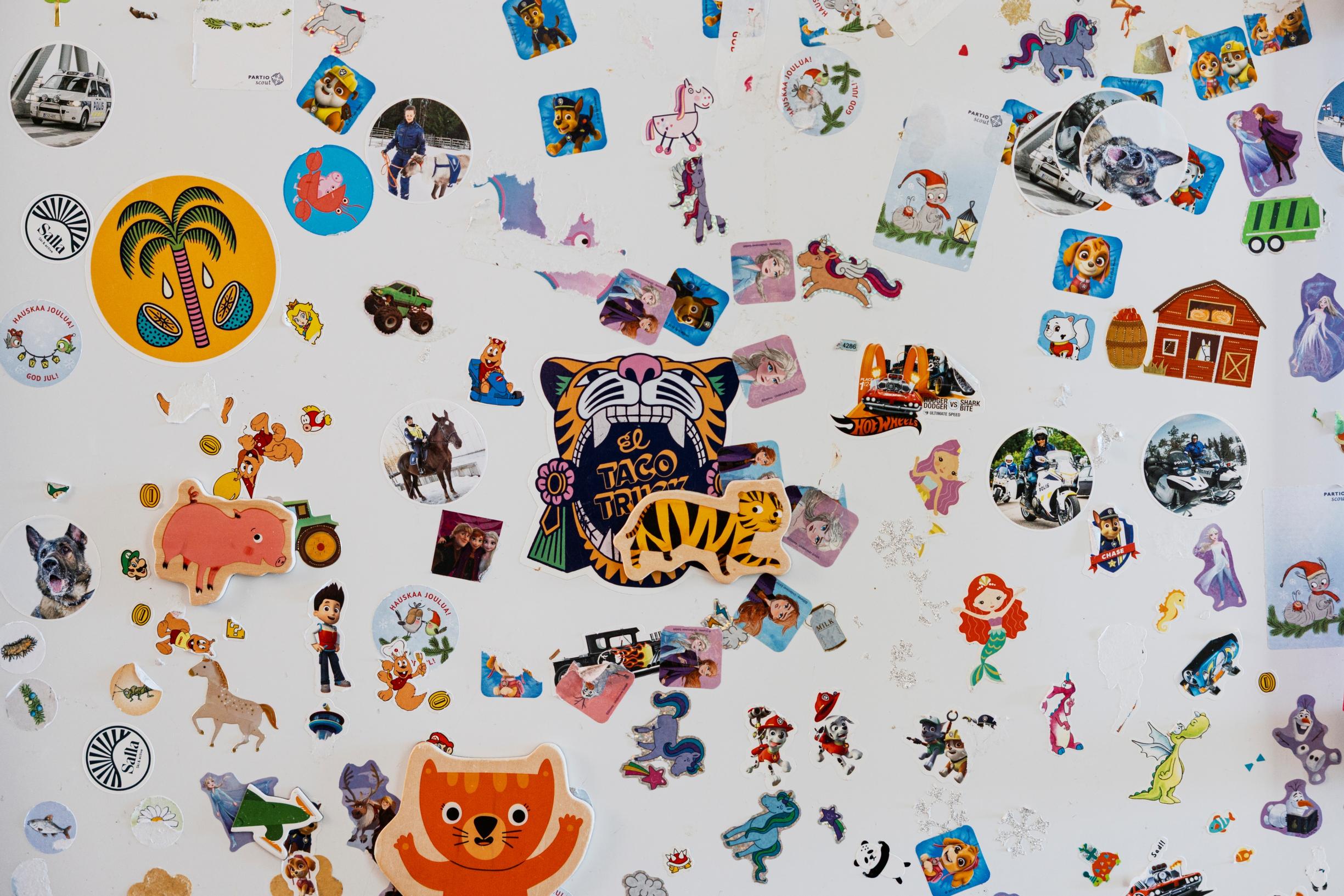 Jasminin kotona saa näkyä lapsiperheen elämä. Jääkaapin ovessa on kahden lapsen tarrakokoelma.