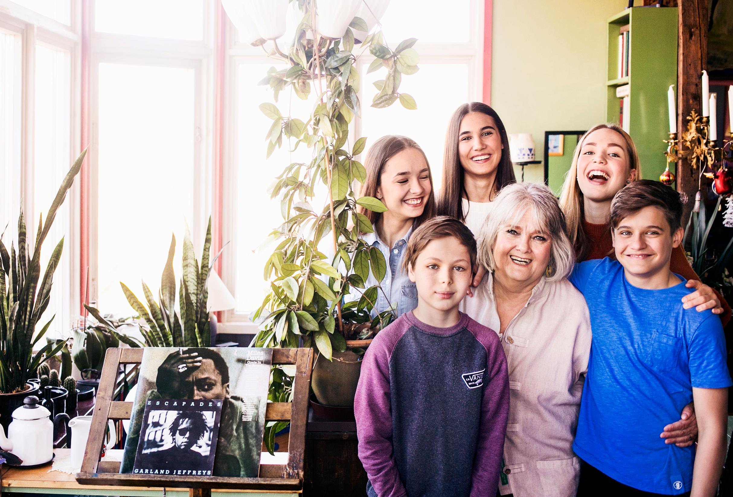 Kristiina Halkolalla on seitsemän lastenlasta: "Mummona on helpompaa kuin äitinä"