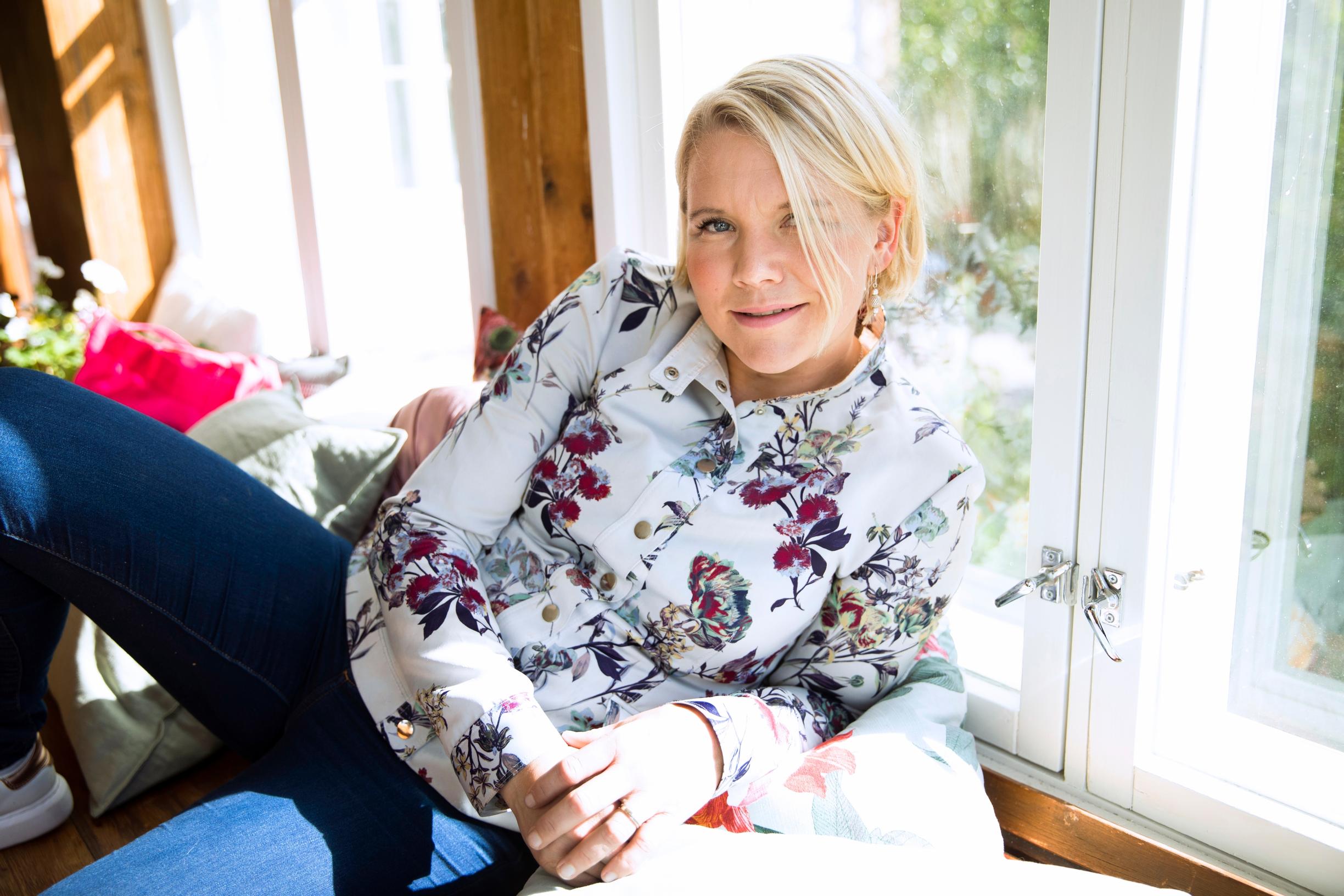 Emma kertoo miehensä kantavan arjesta suuren vastuun, kun hän on työmatkoilla. ”Silloin kun en ole reissuissa, minulla on aika korkea kynnys lähteä illanviettoihin.”