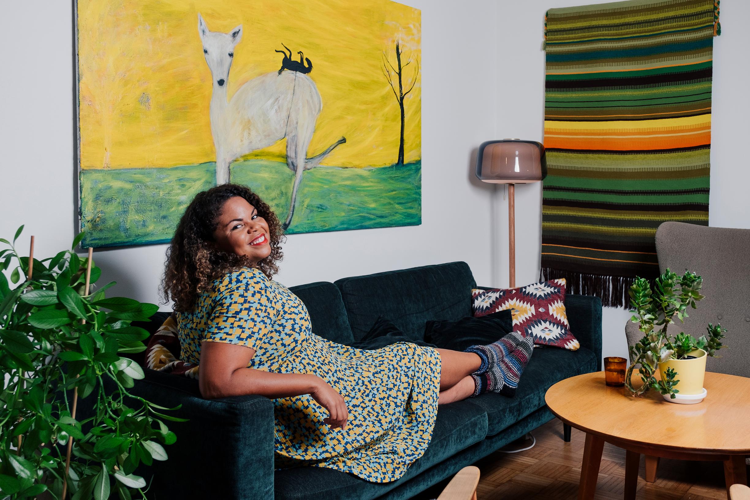 Fatim Diarra poseerasi omassa tyylissään Image-lehden Poliittinen koti -juttusarjassa. Kuva: Antti Rintala.