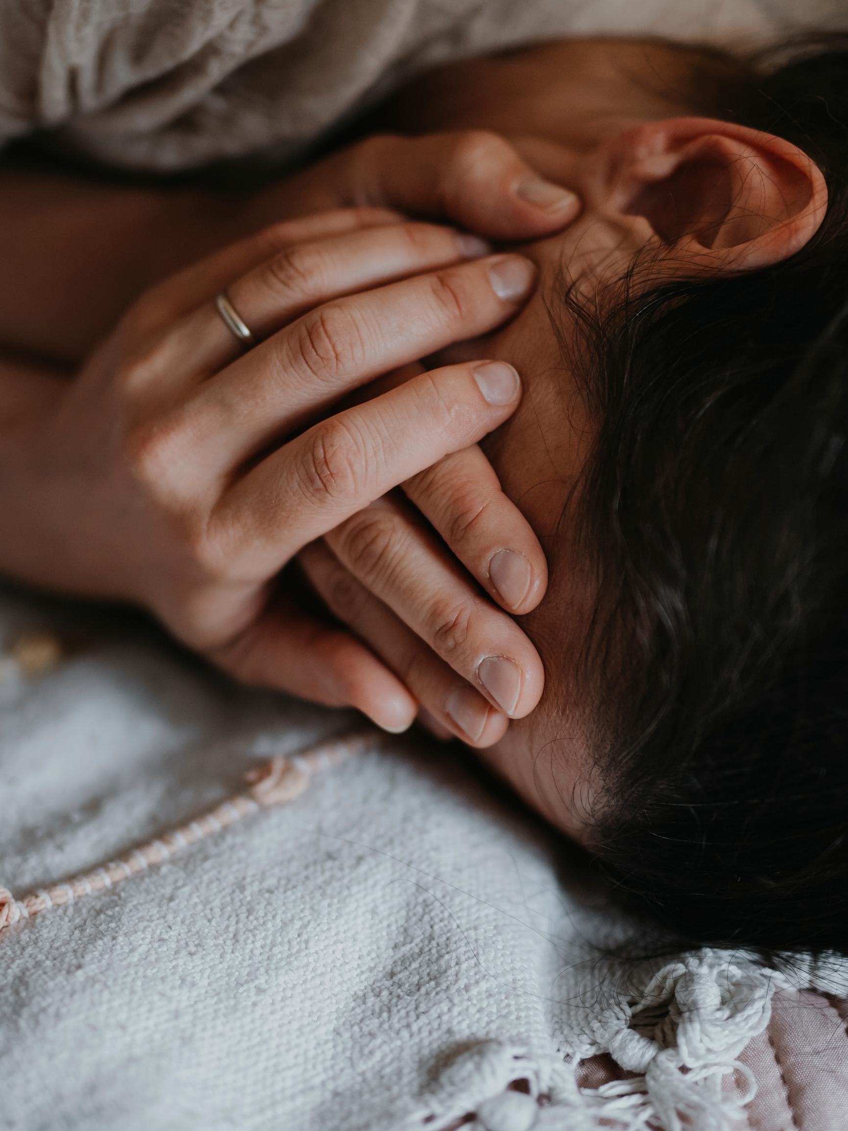 Kärsitkö pitkittyneestä kivusta? Neurokeskuksen ylilääkäri kertoo, kuinka muutama muutos elämässäsi voi nostaa kipukynnystäsi 