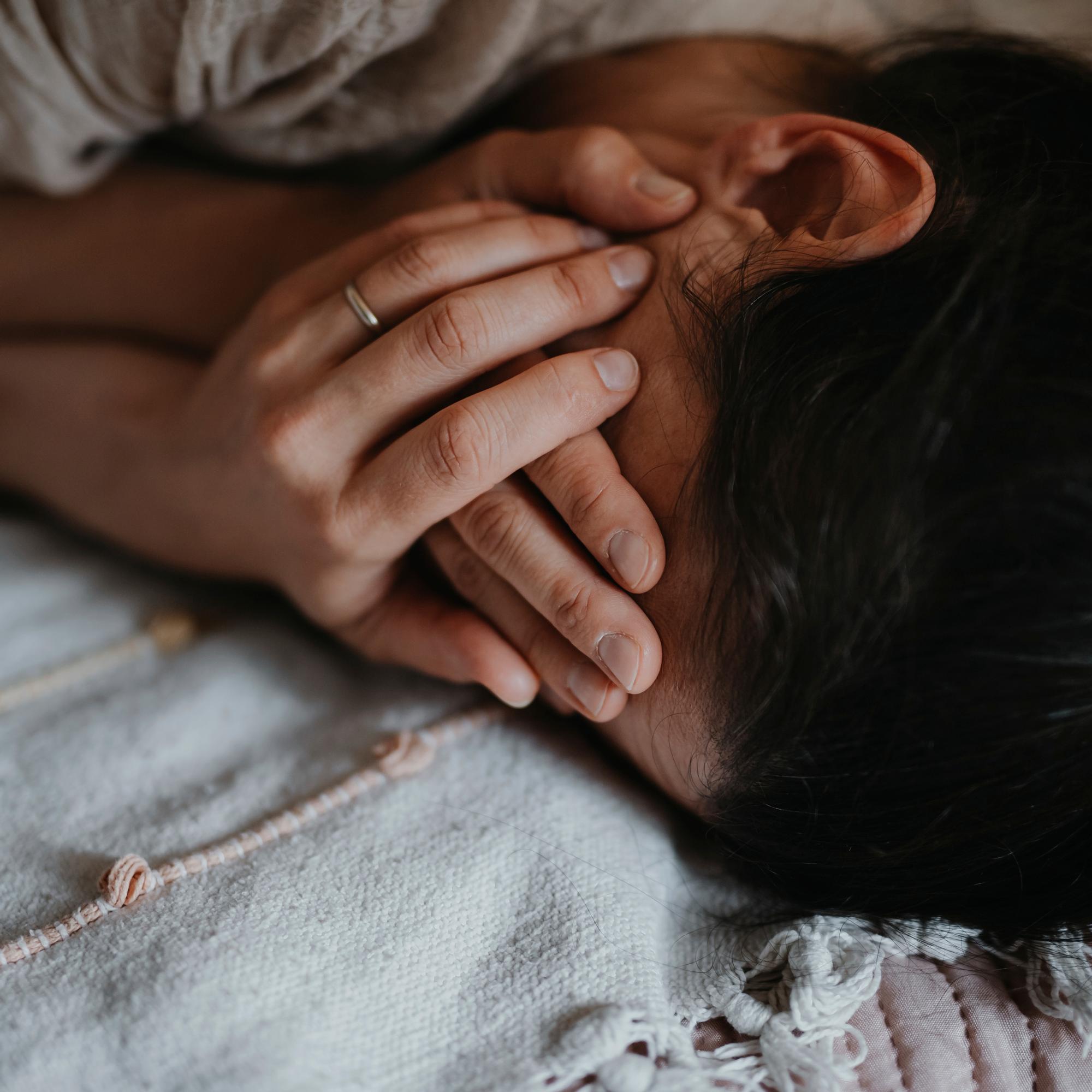 Kärsitkö pitkittyneestä kivusta? Neurokeskuksen ylilääkäri kertoo, kuinka muutama muutos elämässäsi voi nostaa kipukynnystäsi 