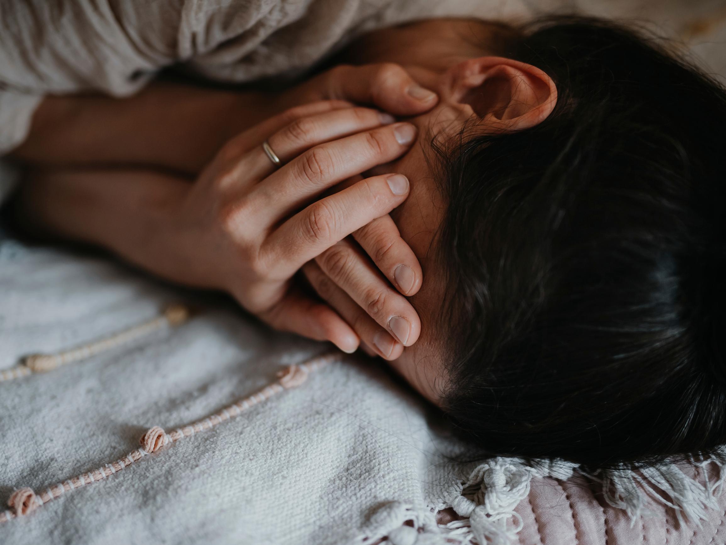 Kärsitkö pitkittyneestä kivusta? Neurokeskuksen ylilääkäri kertoo, kuinka muutama muutos elämässäsi voi nostaa kipukynnystäsi 