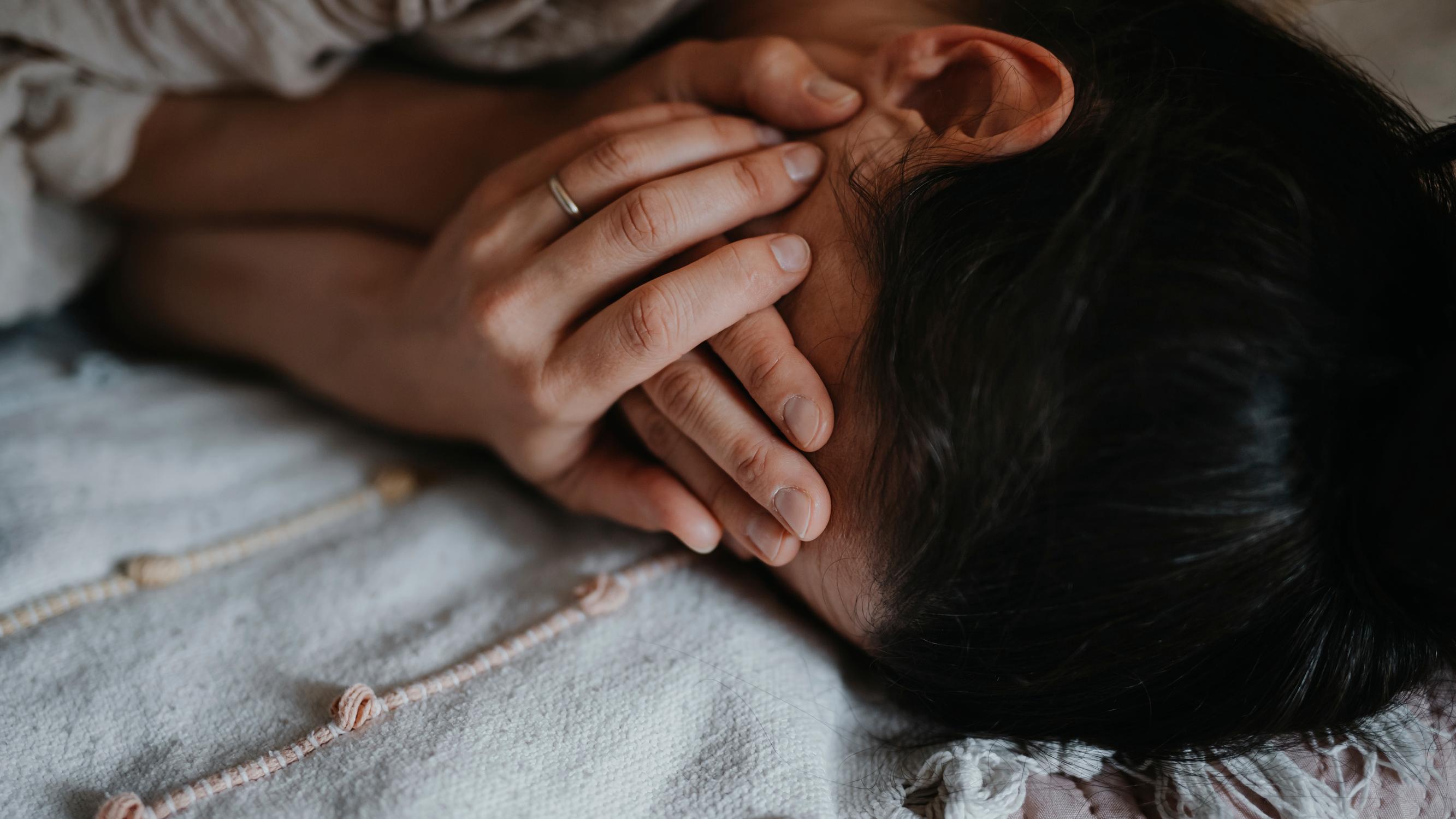 Kärsitkö pitkittyneestä kivusta? Neurokeskuksen ylilääkäri kertoo, kuinka muutama muutos elämässäsi voi nostaa kipukynnystäsi 