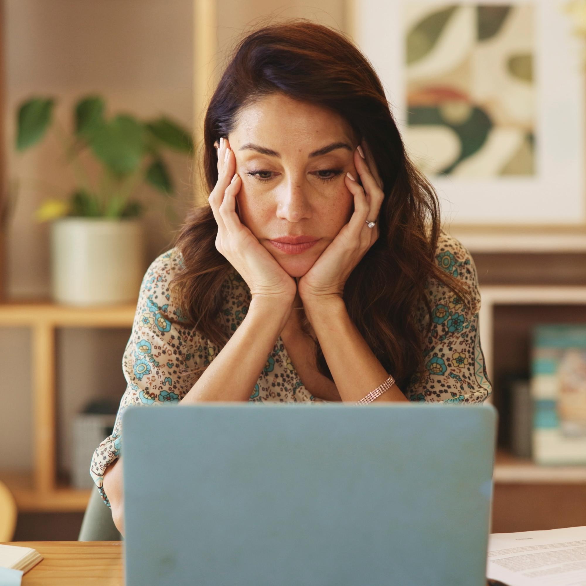 Huolestuttavatko työpaikan yt-neuvottelut? Psykologi neuvoo tehtävän, joka voi auttaa stressaavassa tilanteessa