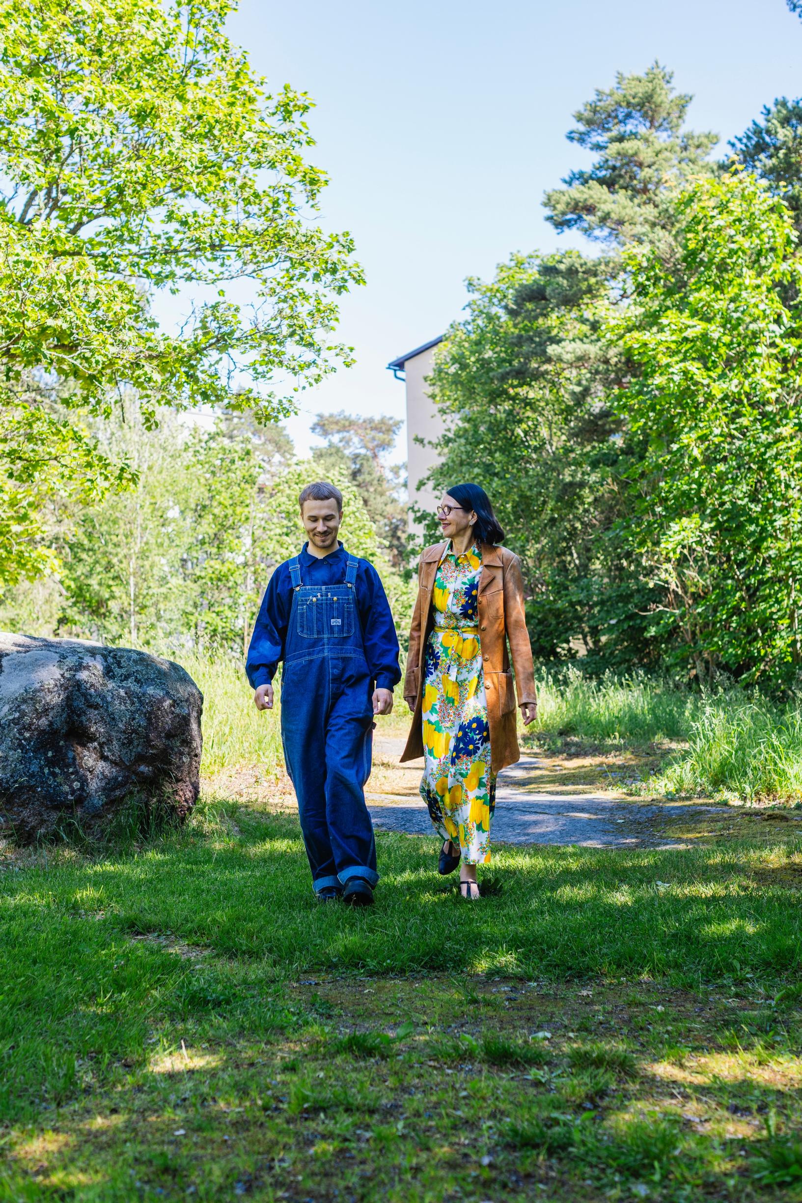 Riina Katajavuori ja Eino Taina kuvattiin Käpylän Untamontiellä sen talon pihassa, jossa perhe asui, kun Eino syntyi.