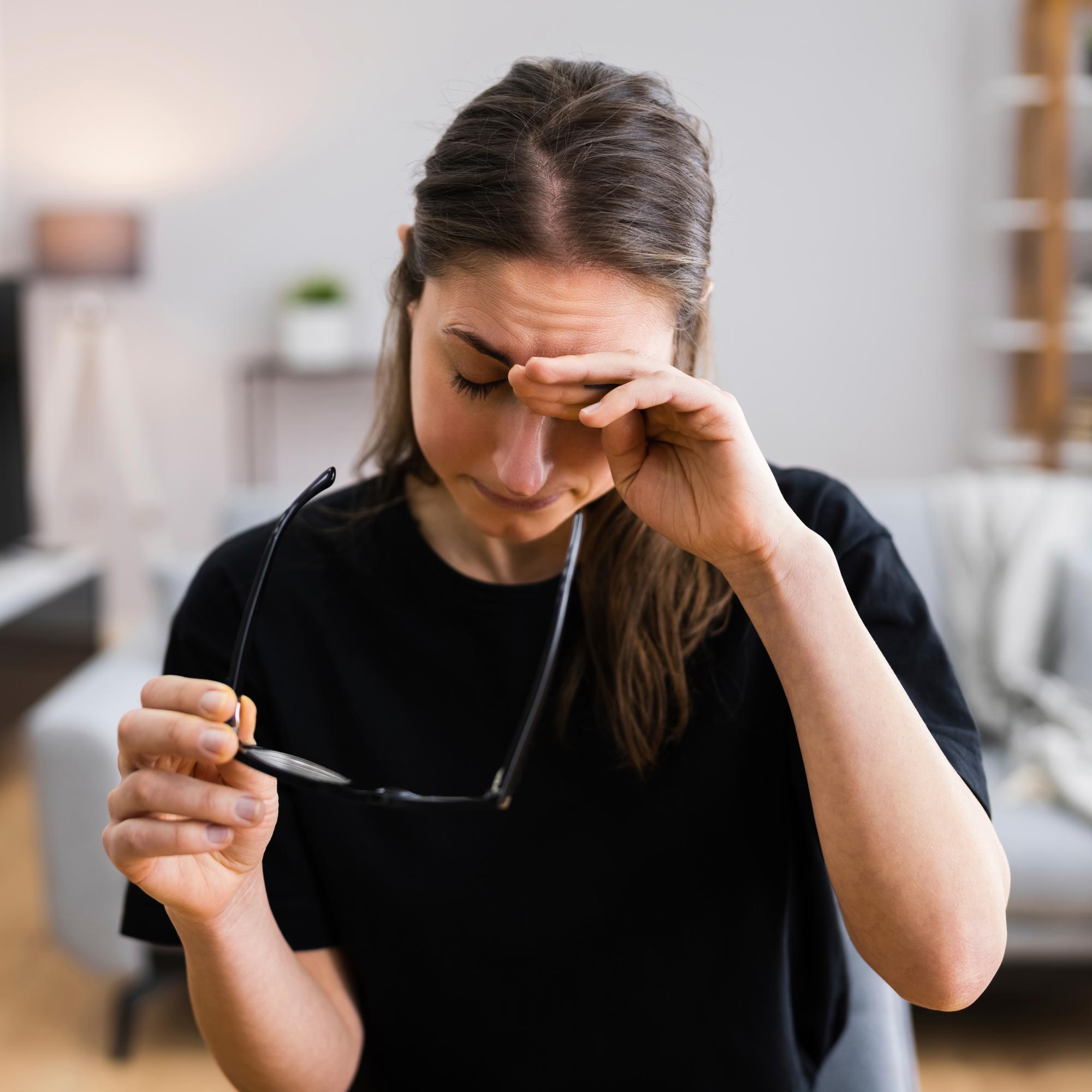 Onko pakko hankkia silmälasit, kun ikänäkö alkaa vaivata? Erikoislääkäri kertoo karun faktan