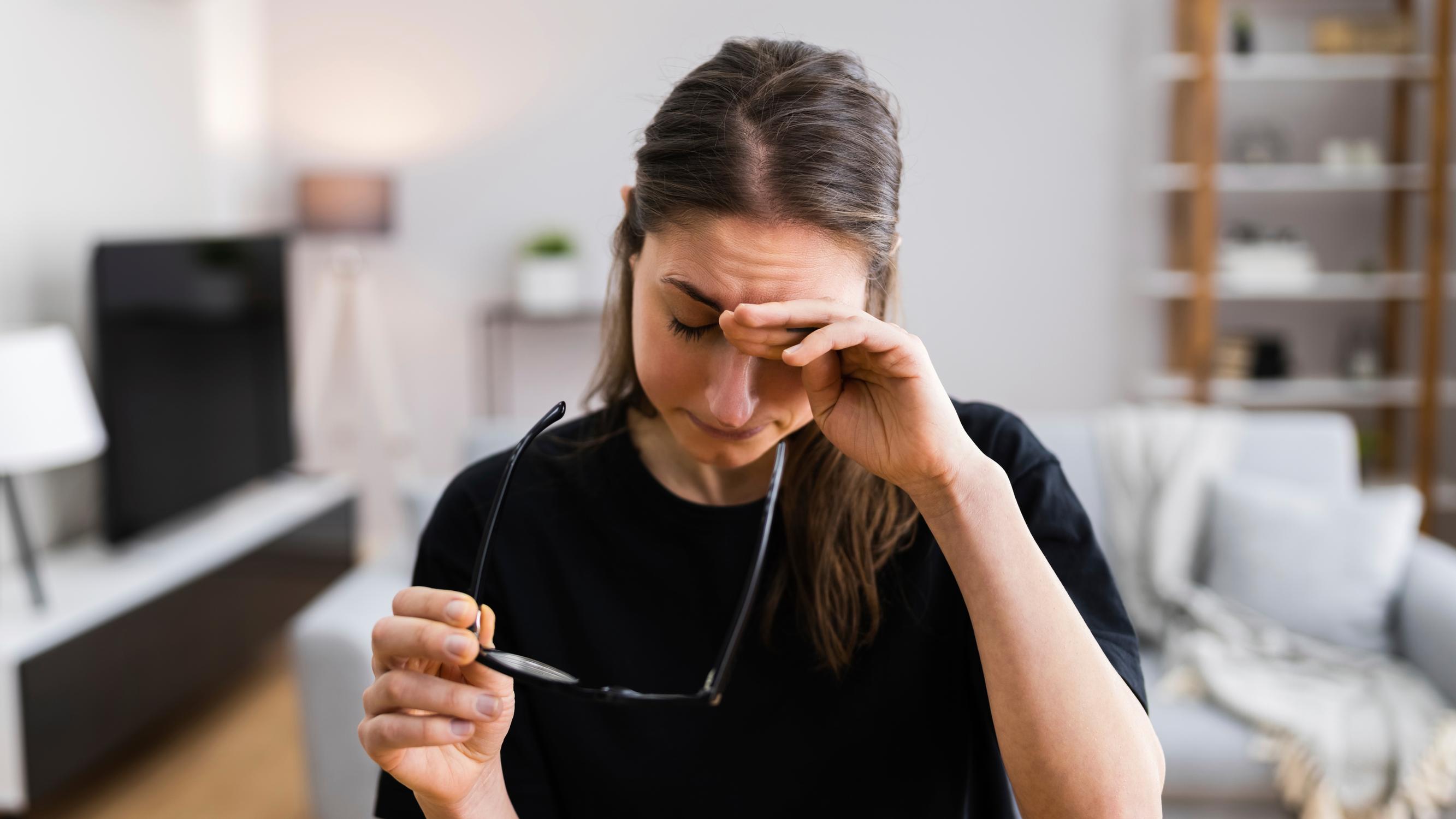 Onko pakko hankkia silmälasit, kun ikänäkö alkaa vaivata? Erikoislääkäri kertoo karun faktan