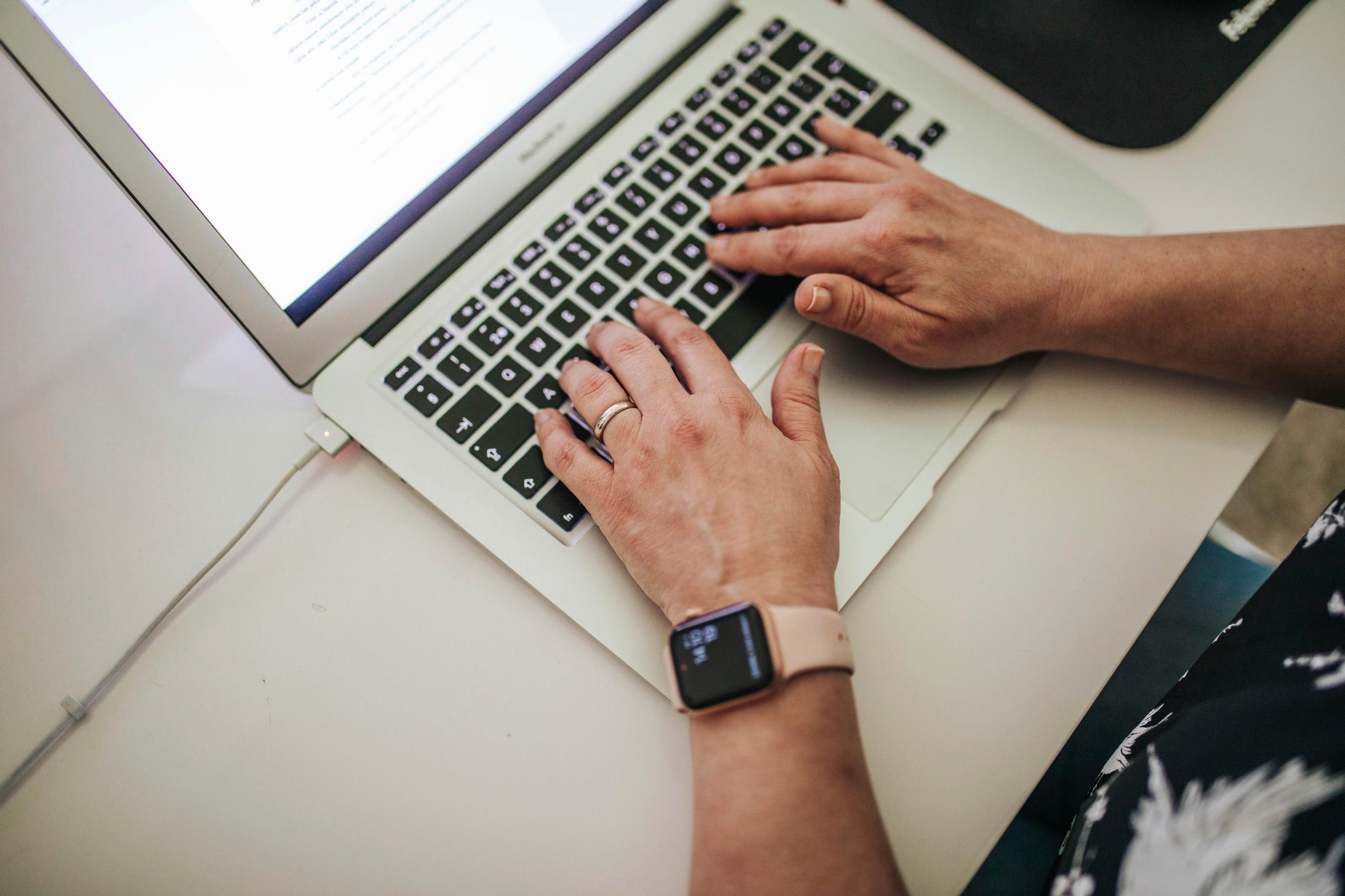 Tuire Malmstedtin uusimmassa kirjassa Lyijysydän kamppaillaan toisessa maailmansodassa ja nykypäivässä. ”Kirjan henkilöt käyvät myös sisäisiä taisteluitaan, kuten kirjoissani aina enemmän tai vähemmän käydään.”