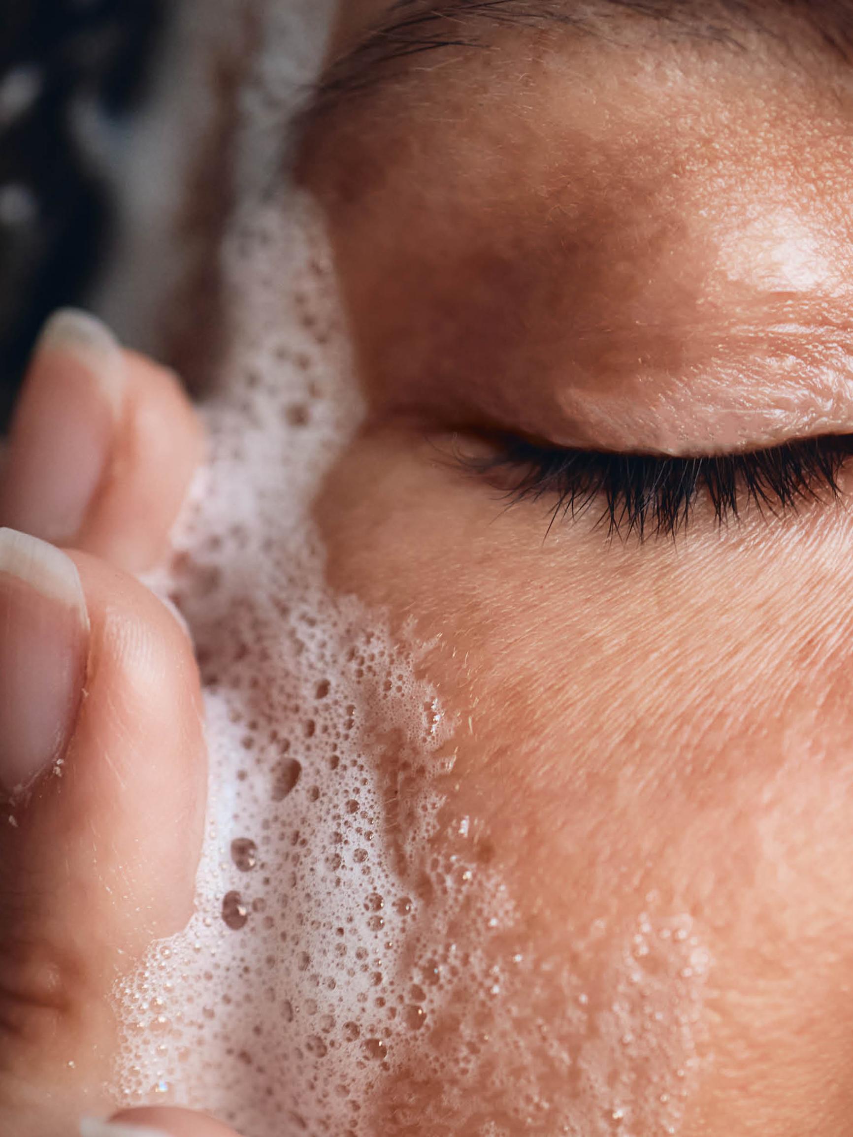 Mitä anti-age-tuotteita herkkäihoinen voi käyttää? Tämä tehoaine voi saada herkän ihon ärtymään, kosmetologi kertoo