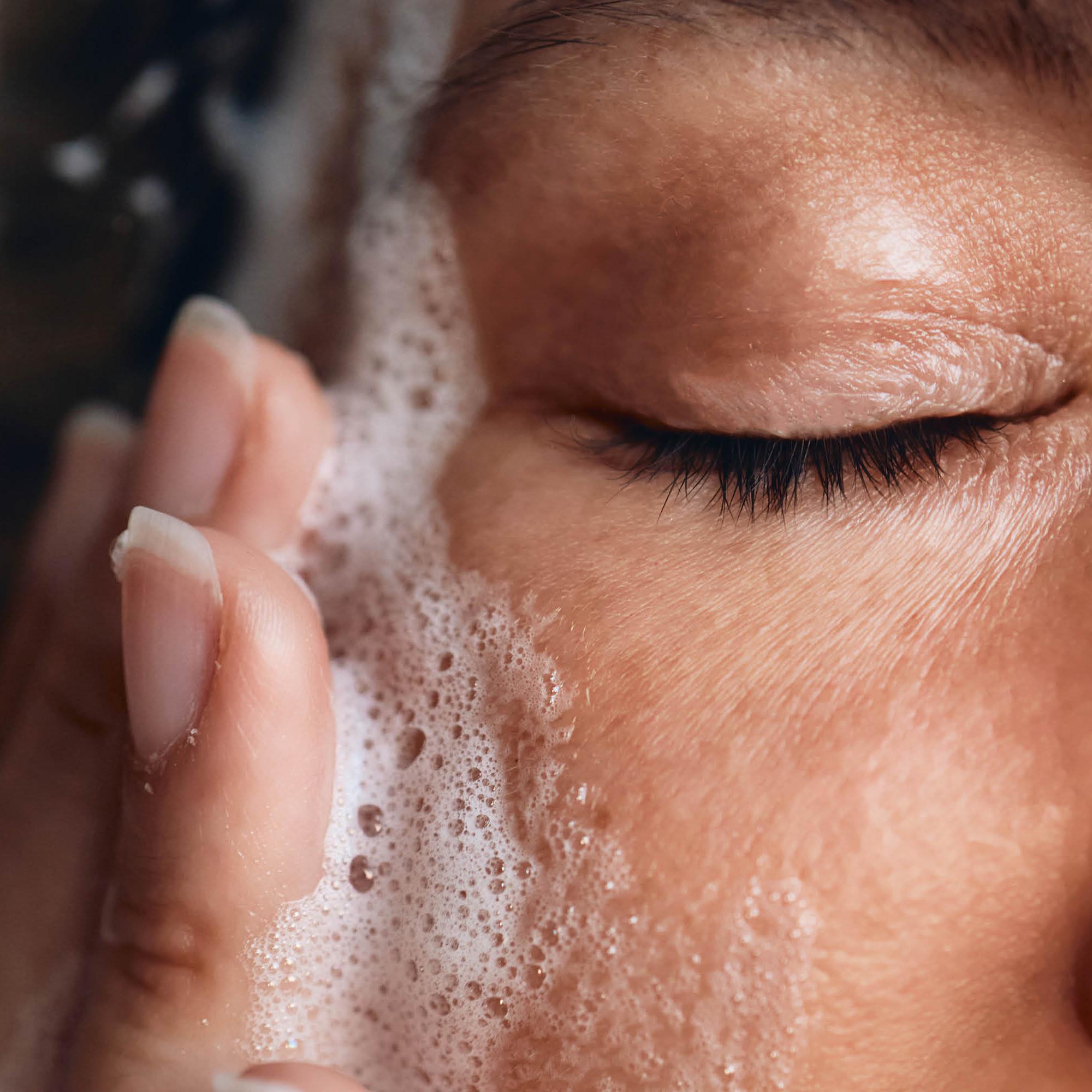 Mitä anti-age-tuotteita herkkäihoinen voi käyttää? Tämä tehoaine voi saada herkän ihon ärtymään, kosmetologi kertoo