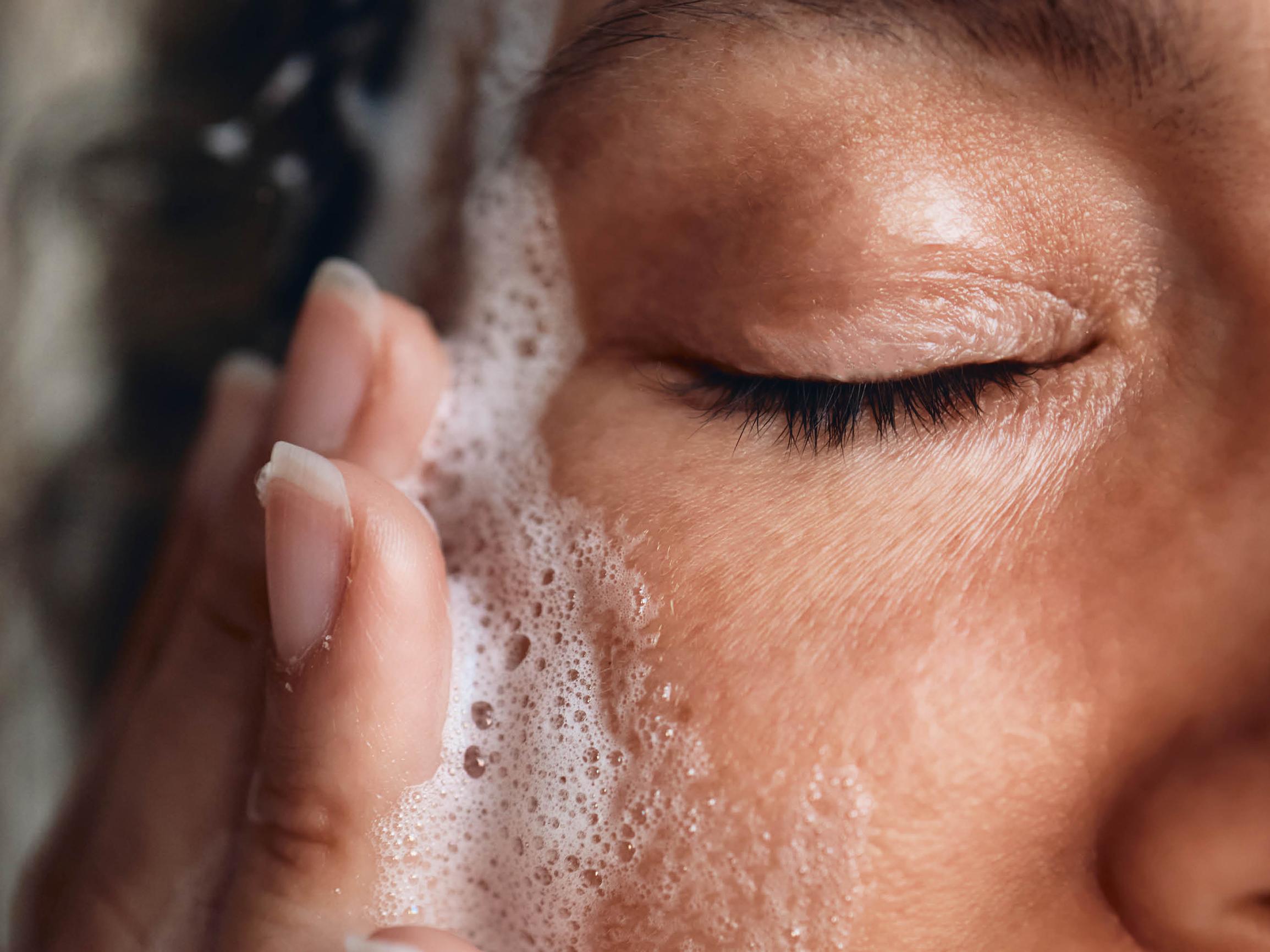 Mitä anti-age-tuotteita herkkäihoinen voi käyttää? Tämä tehoaine voi saada herkän ihon ärtymään, kosmetologi kertoo