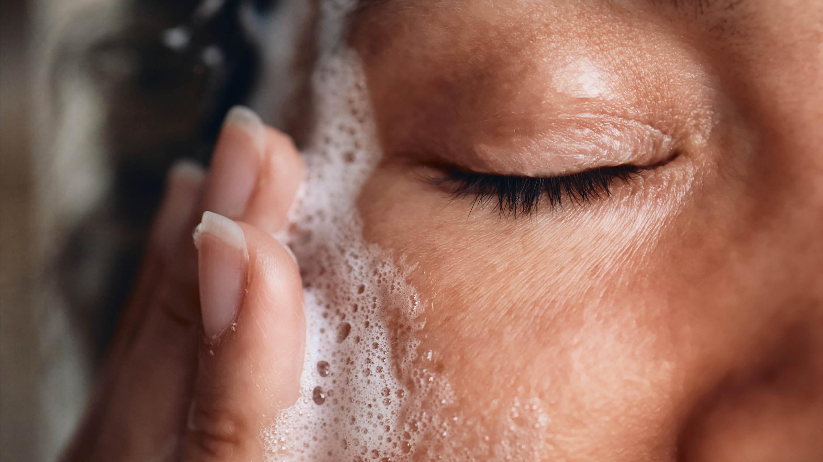 Mitä anti-age-tuotteita herkkäihoinen voi käyttää? Tämä tehoaine voi saada herkän ihon ärtymään, kosmetologi kertoo