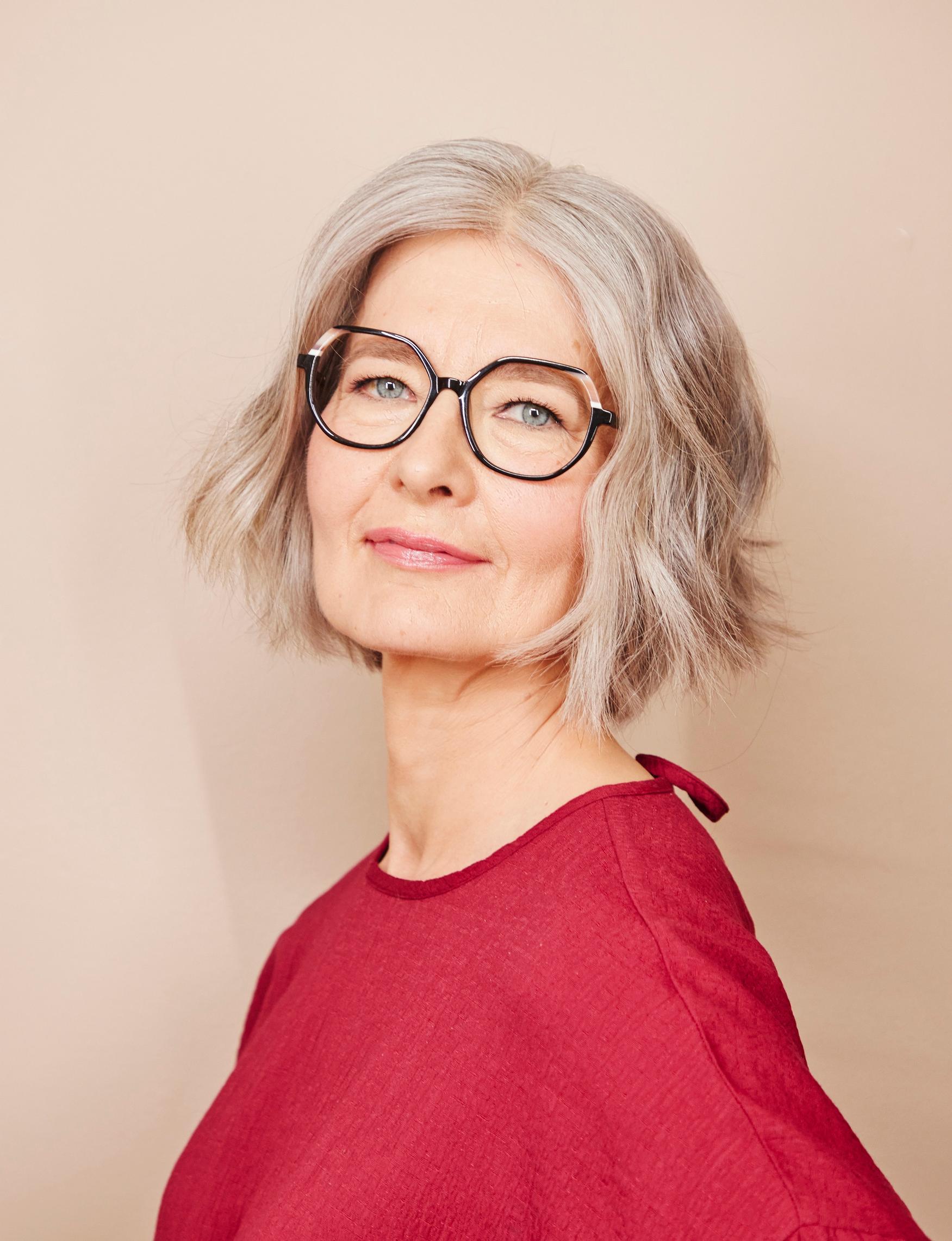 Arla hiusmuutoksen jälkeen. Uusi, lyhyempi leikkaus tuo keveyttä ja sävykäsittely korostaa harmaiden hiusten väriä kauniisti.