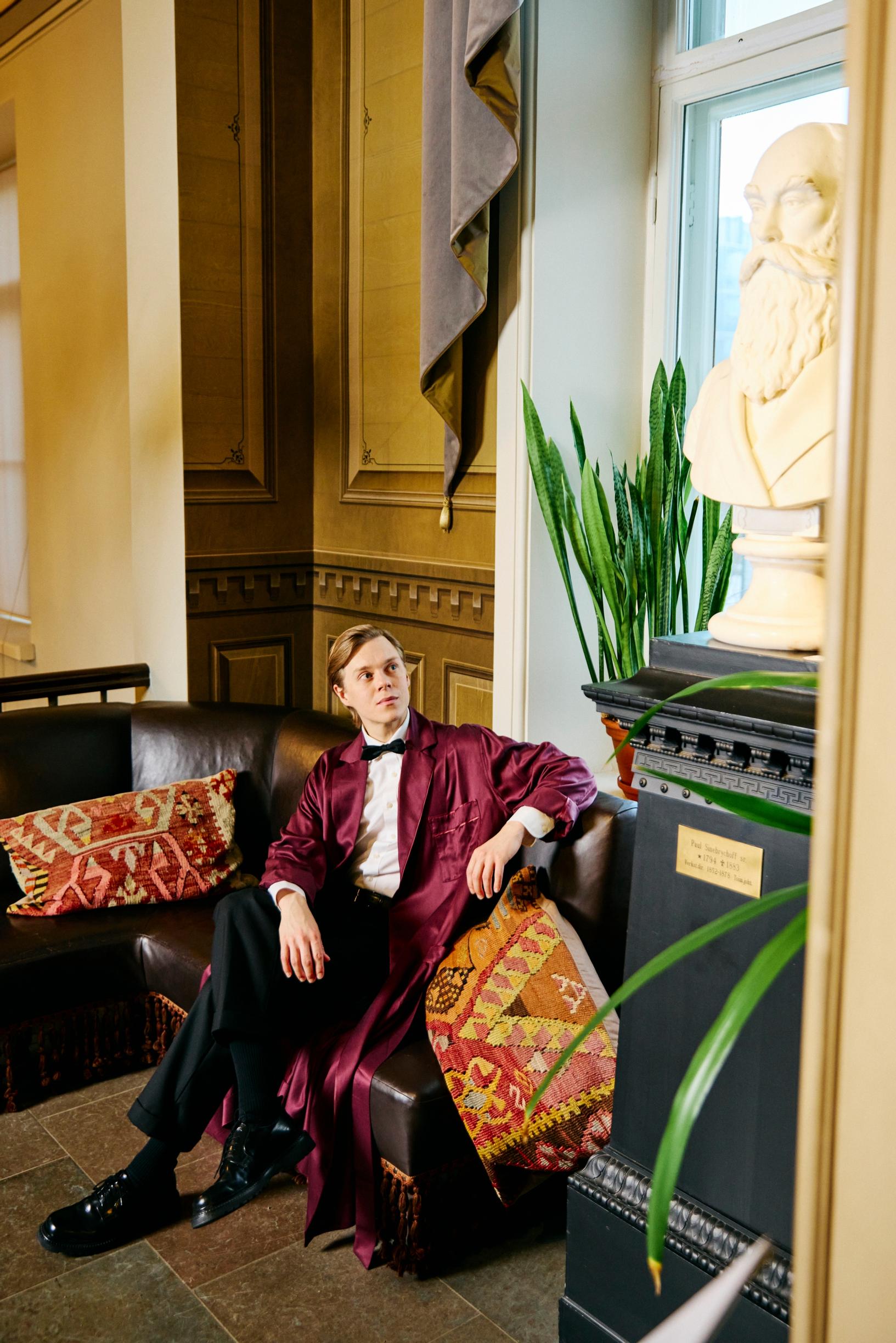 Atte istuu sohvalla ja katselee patsasta