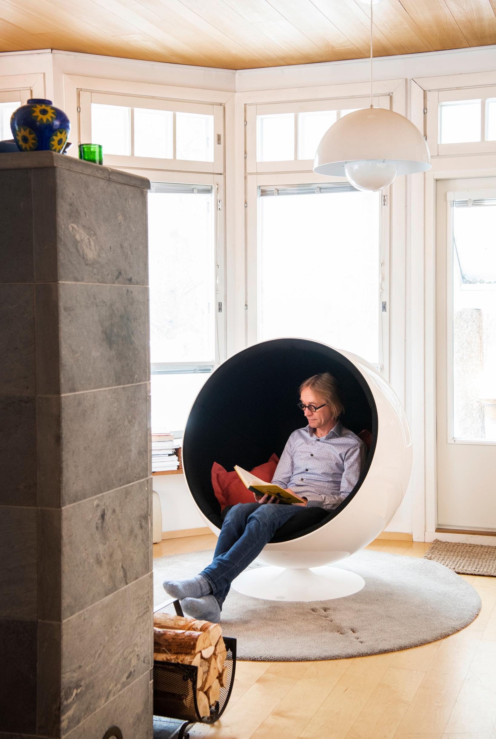 Eero Aarnion suunnittelemaan pallotuoliin on ihana käpertyä iltaisin lukemaan.