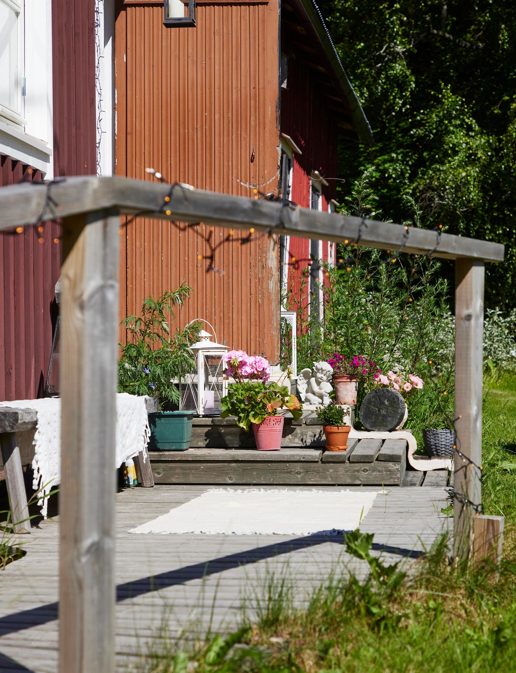 Asuinrakennuksen pihapiirissä on sauna ja saunatupa. Metsänreunassa sijaitsee oma laavu.