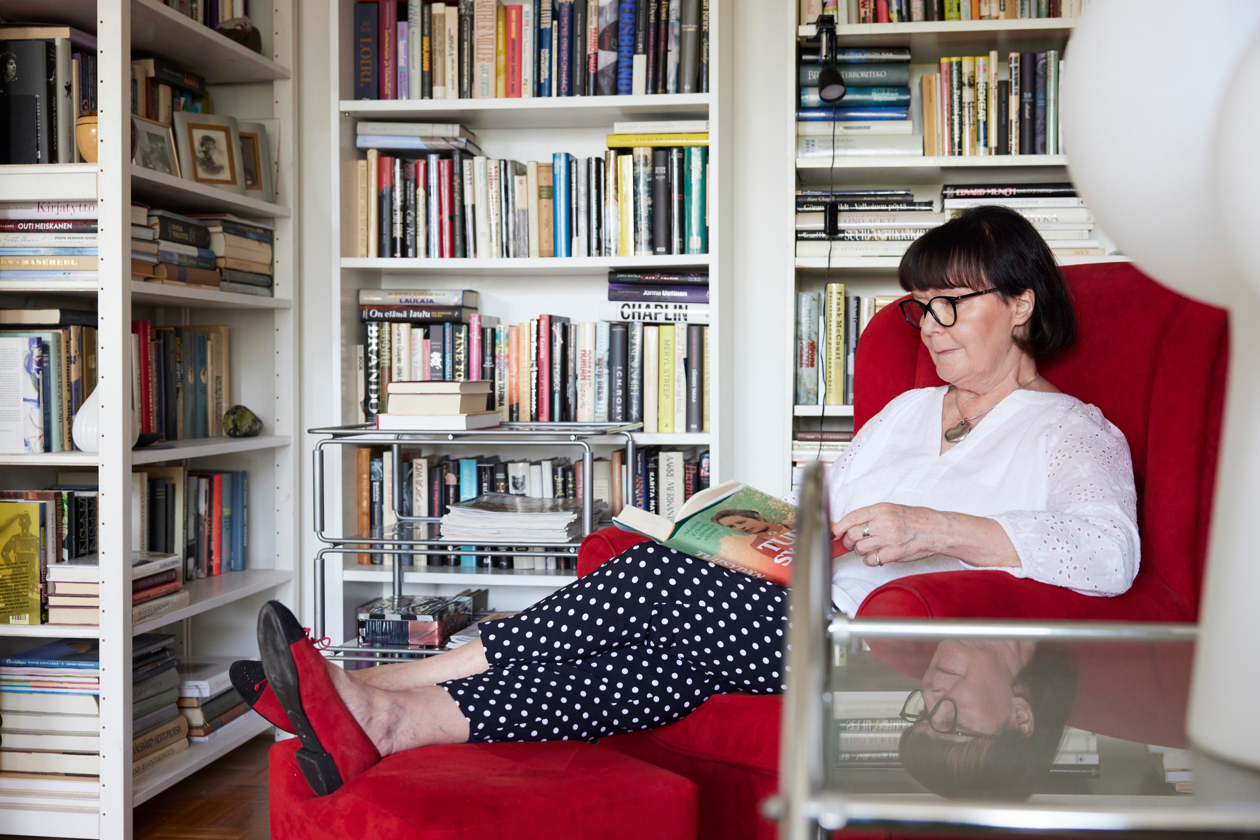 Outi kirjoittaa parhaillaan todennäköisesti viimeistä dekkariaan.