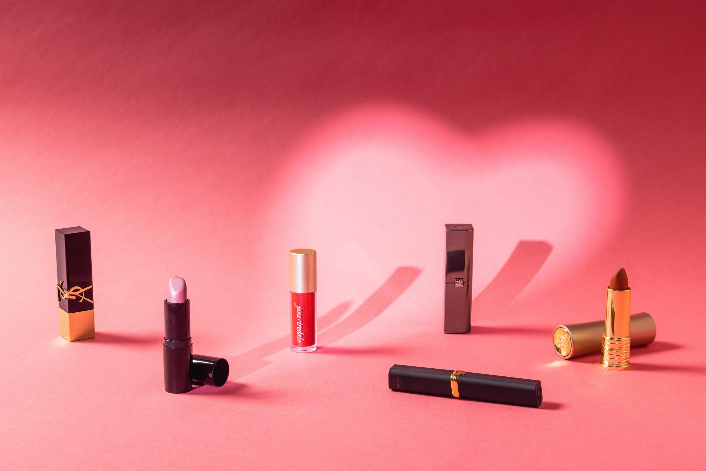 Haluatko huulipunan, joka ei tahri kahvimukia? Nämä kuusi ylsivät parhaimmiksi