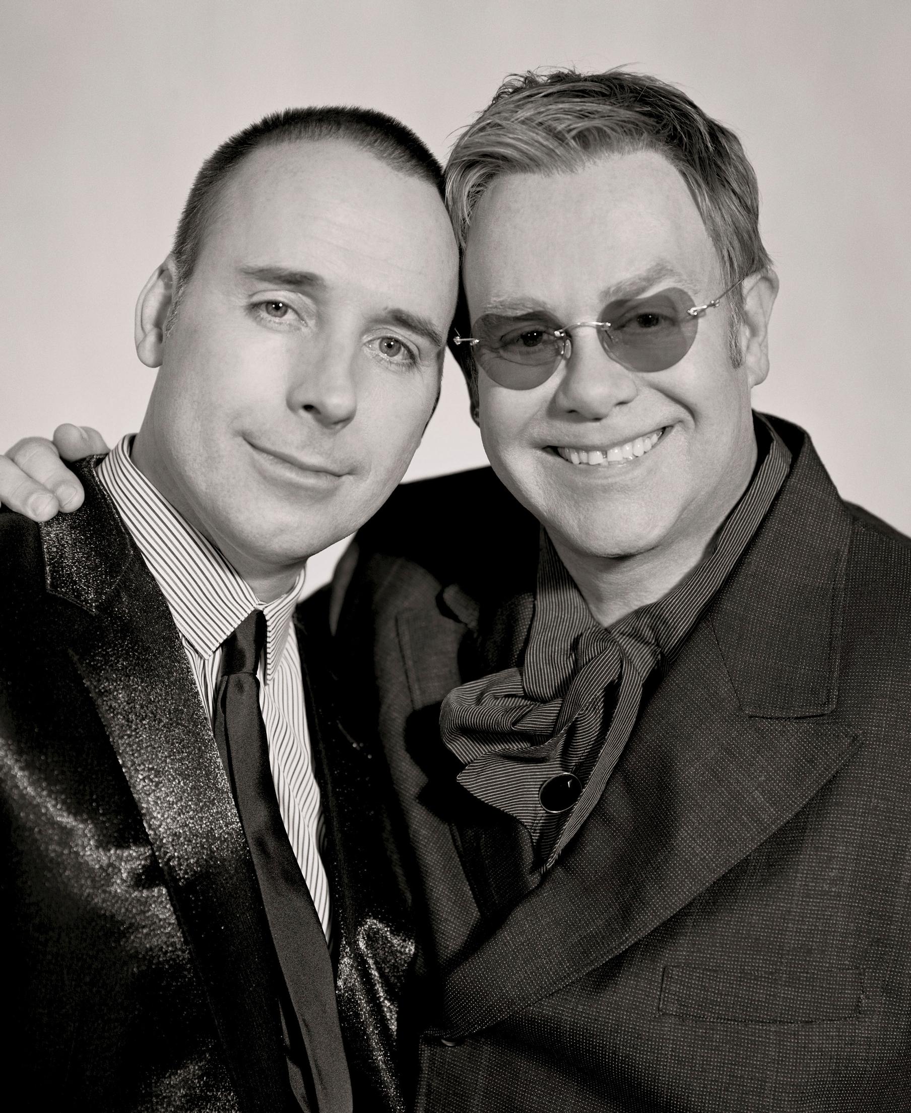 David Furnish ja Elton John rekisteröivät parisuhteensa 21. joulukuuta 2005.