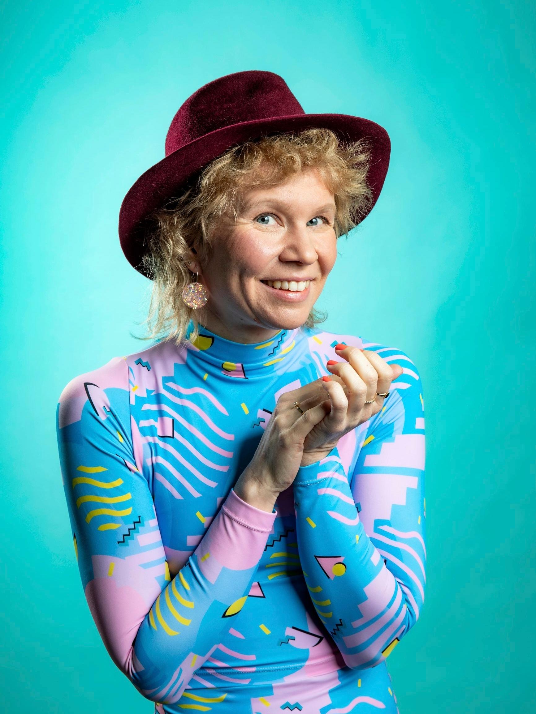 Kun kaverit puhuivat rahasta ja säästämisestä, Henriikka Rönkkönen ahdistui – sitten hän tajusi, mistä ärsyyntyminen johtui