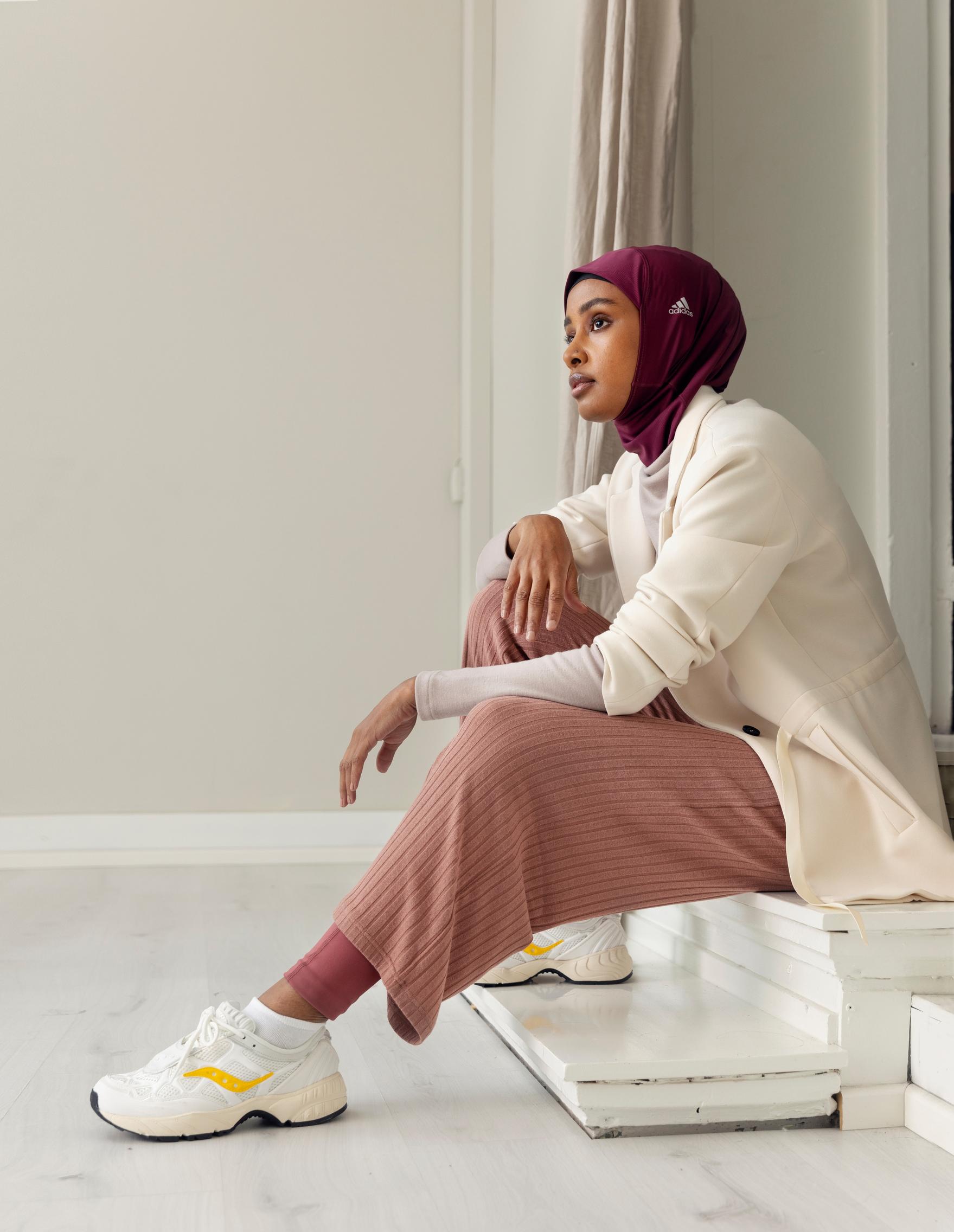 Marc Cain -bleiseri pehmeää trikoota 285 e, Stockmann. Merinovillapusero 139 e, Nouki. Housut 29,99 e, KappAhl. Saumattomat trikoot 29,99 e, Lindex. Lenkkarit 159 e, Saucony. Adidas-merkkinen hijab 29,95 e, Zalando.