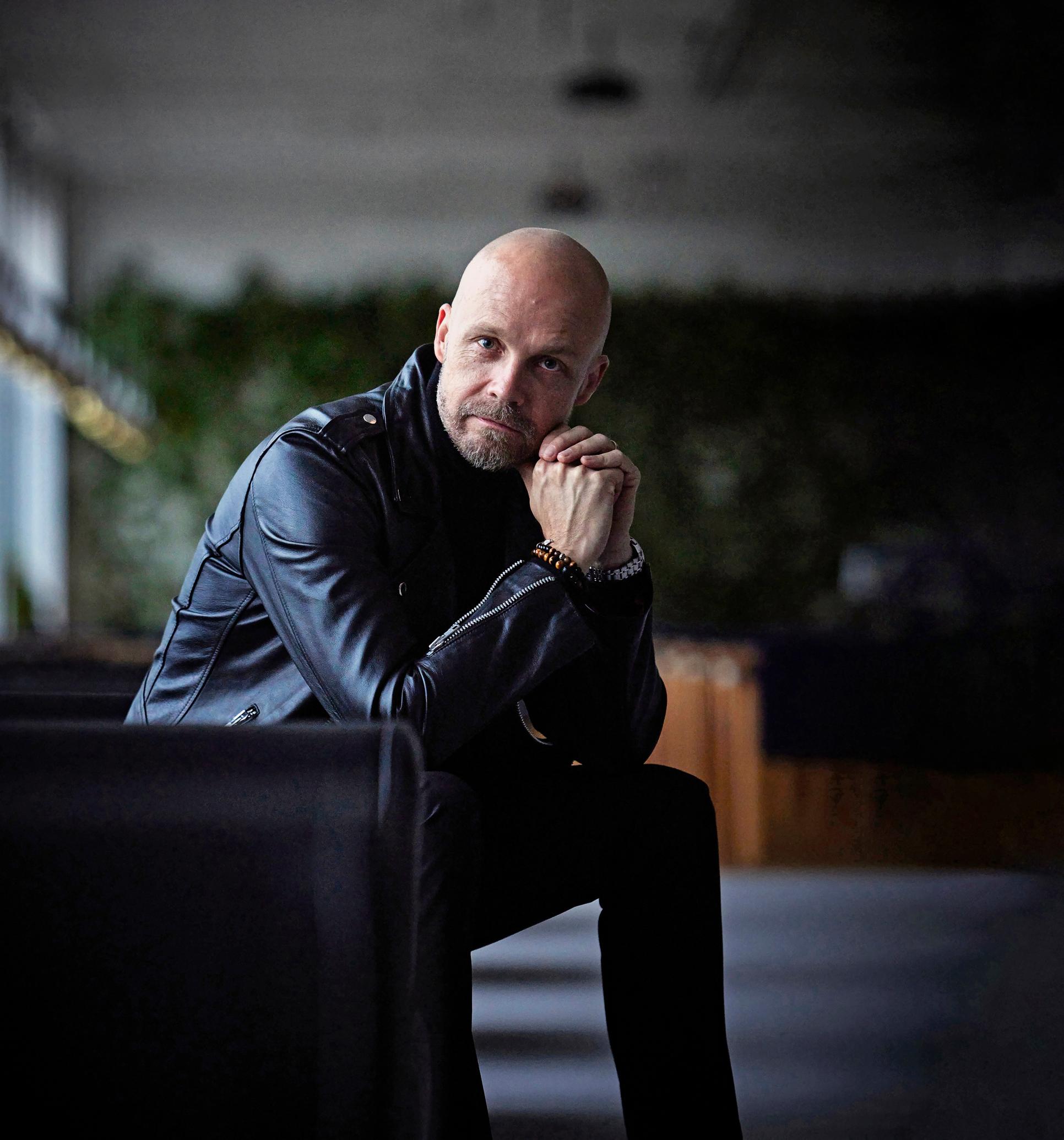 Juha Tapio muistaa yhä sen tunteen, kun kuuli ensimmäistä kertaa laulunsa radiosta. ”Oli pelottavaa tajuta, ettei itsellä ole siinä kohtaa enää valtaa siihen, miten muut kokevat musiikkini.”