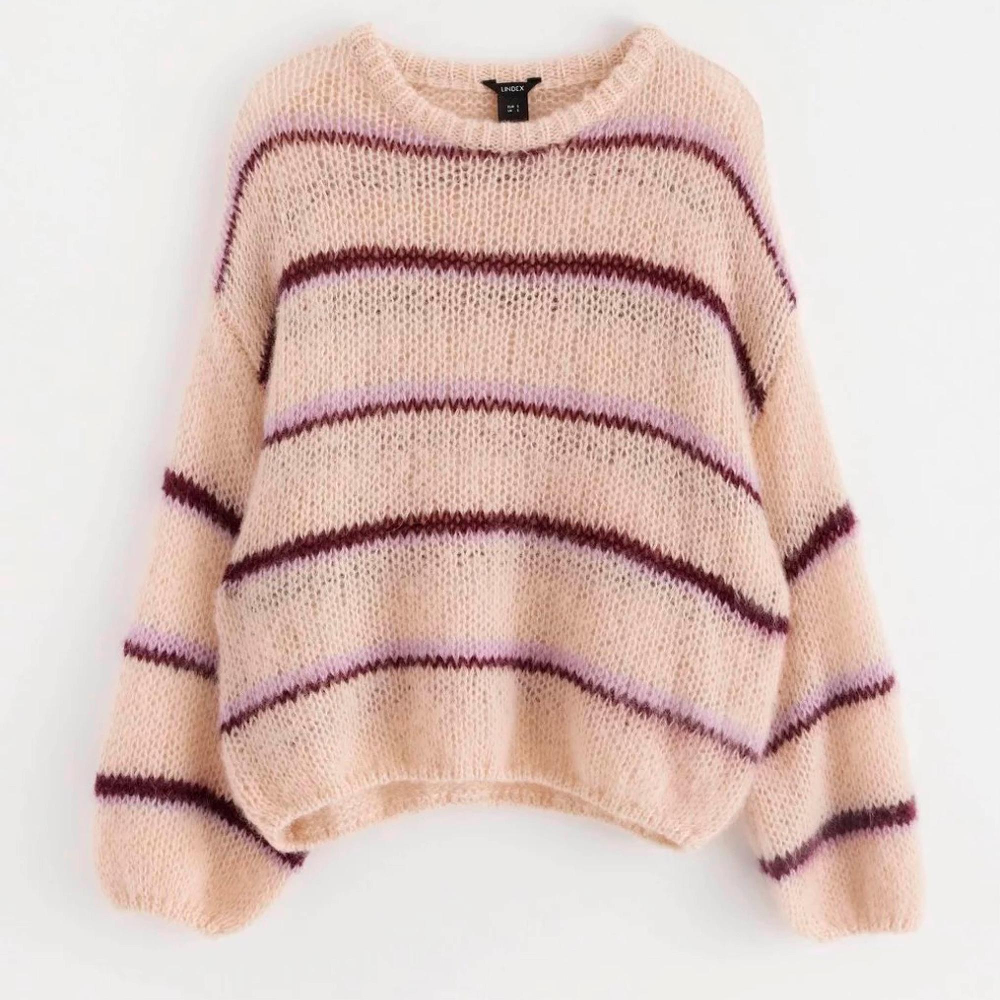 Villasekoiteneuleessa on hieman pidemmät hihat, joihin voi sujauttaa kädet suojaan kylmältä (S–XL) 49,99 e, Lindex.