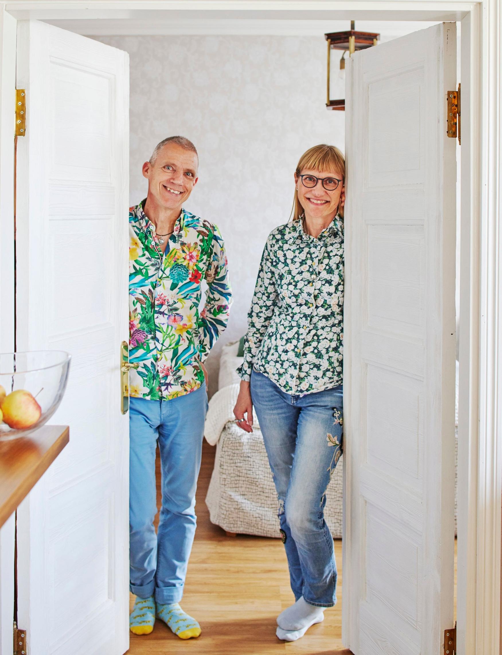 Kirjailija Jari Järvelän satavuotias kerrostalokoti on sisustettu antiikilla, vintage-löydöillä ja taiteella: ”Teemme pitkän aikavälin hankintoja”