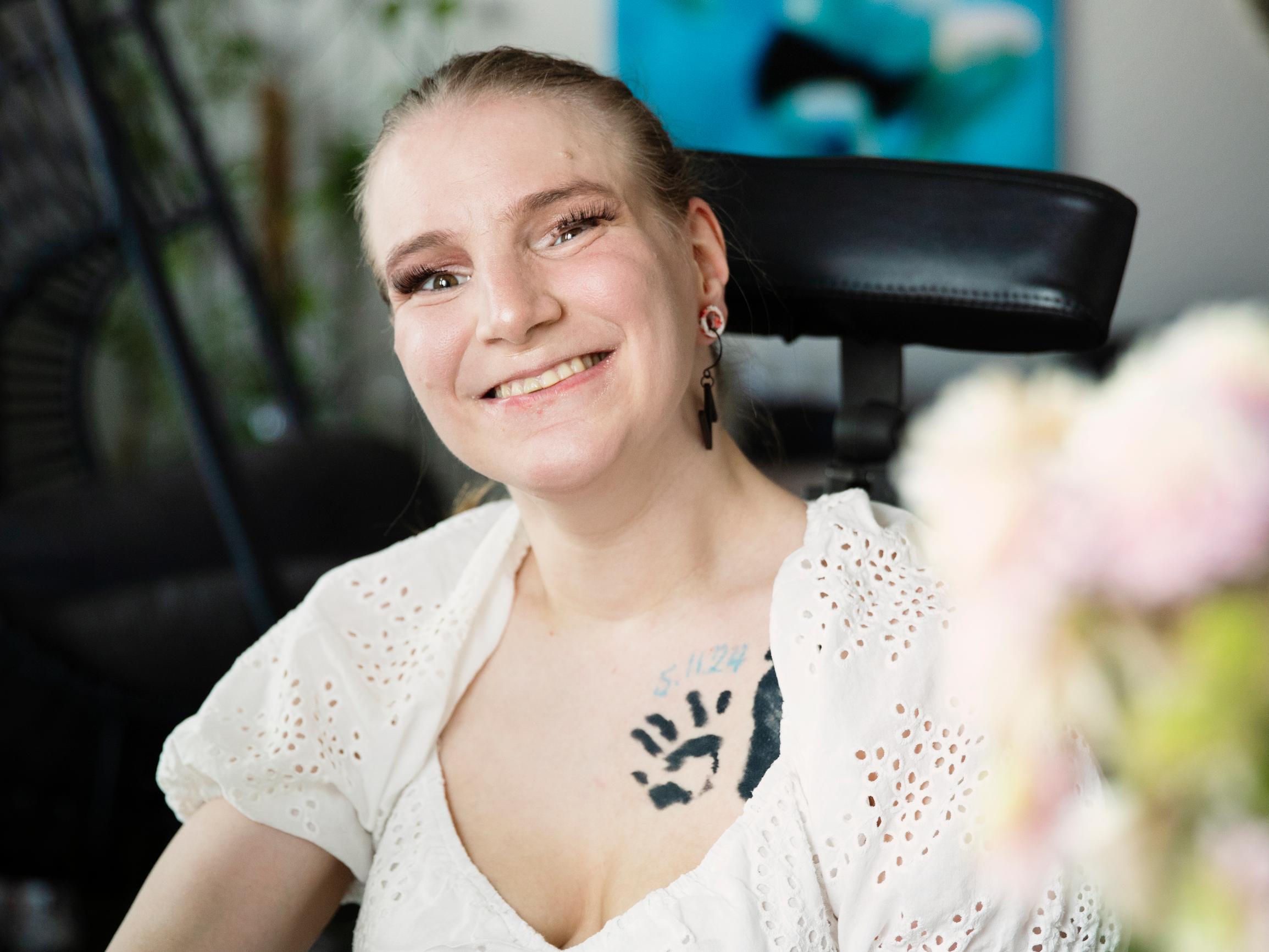 Elina, 34, halusi lapsen, vaikka hänellä on vakava CP-vamma – sitten löytyi pariskunta, jolla oli sama haave