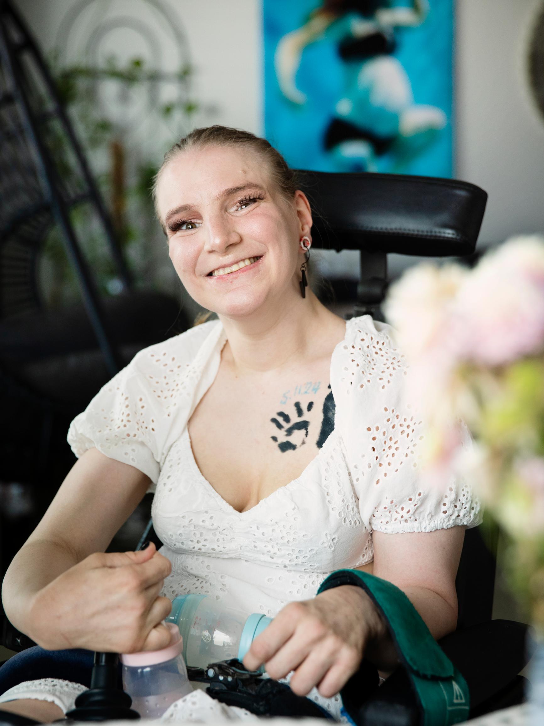 Elina, 34, halusi lapsen, vaikka hänellä on vakava CP-vamma – sitten löytyi pariskunta, jolla oli sama haave