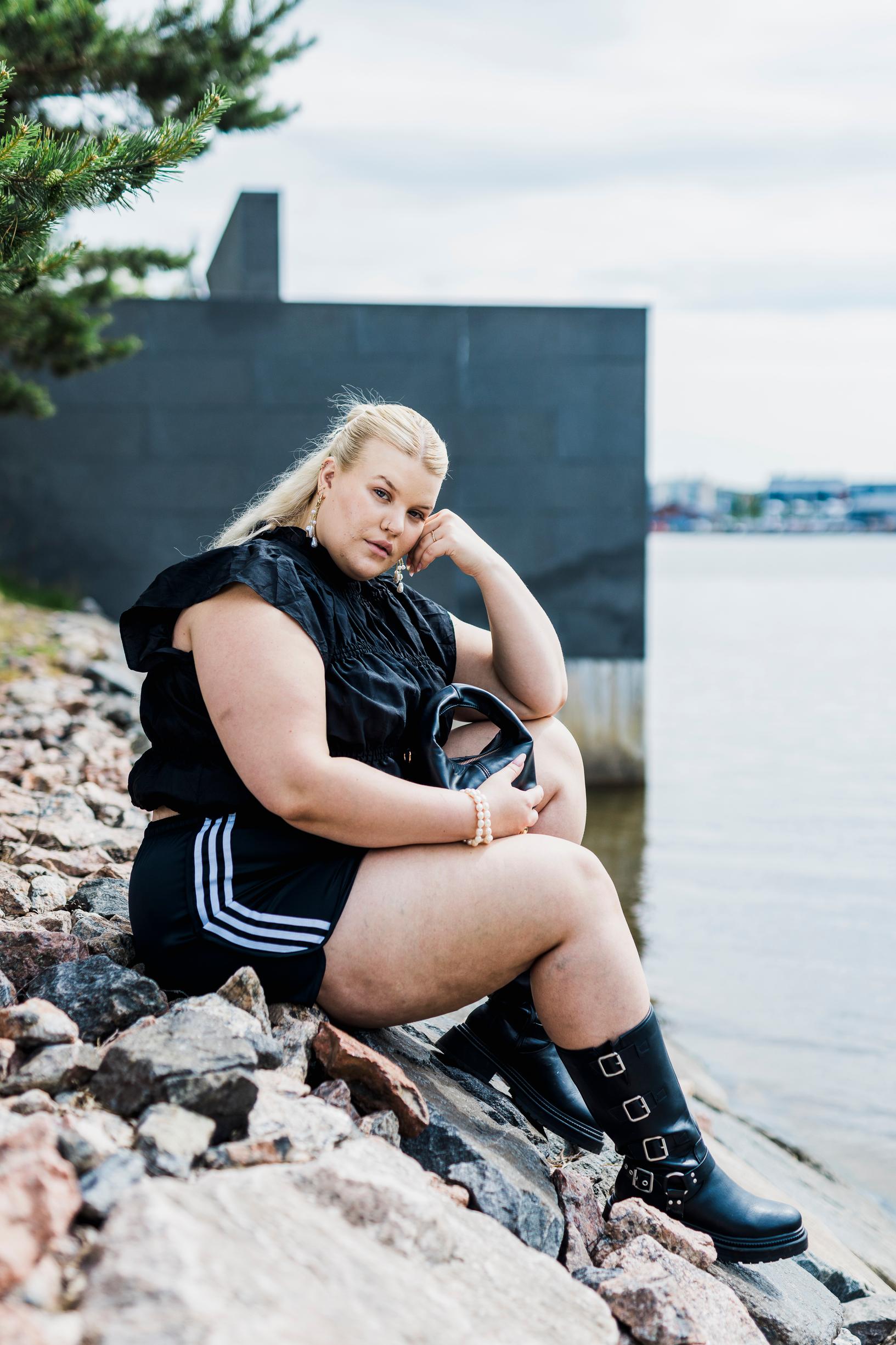 Linda yhdistää usein asuissaan maskuliisia ja feminiinisiä vaatteita toisiinsa. Mekko toppina, Zizzi. Sortsit, Adidas. Saappaat, Call it Spring. Laukku, Primark.