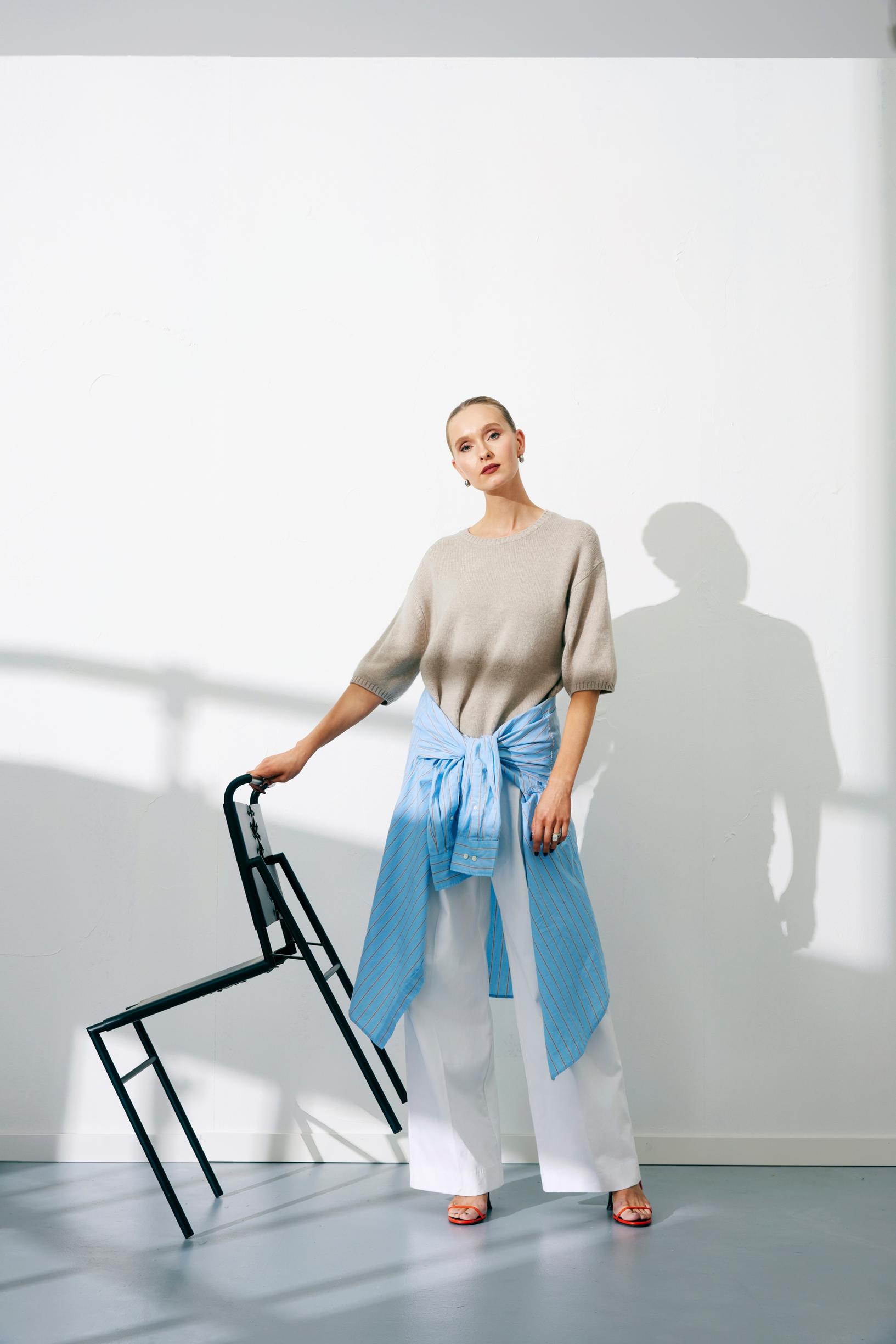 Neule 210 e, Almada Label. Kauluspaita 130 e, Gant. Housut 180 e, Day Birger et Mikkelsen. Korvakorut 45 e, Edblad. Kengät 560 e, Neous/Zalando.