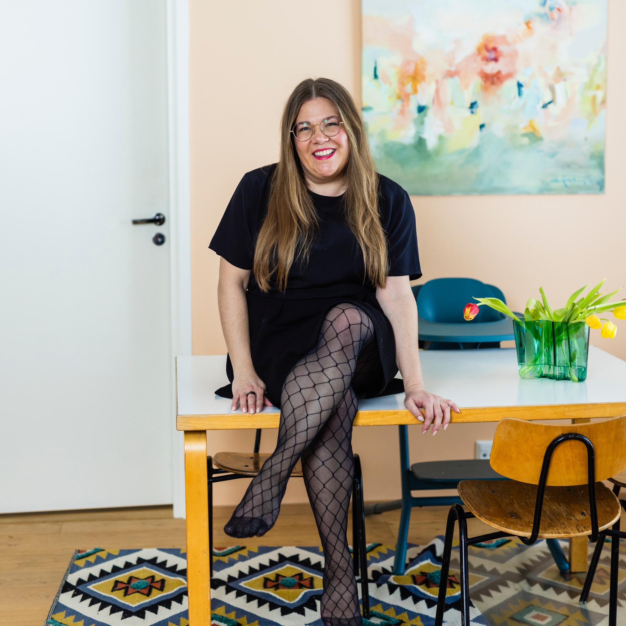 Podcast-juontaja Tiian, 41, työt katosivat vanhempainvapaan aikana: ”Olen tuntenut oloni toisinaan tyhmäksi, koska en osannut ennakoida tätä”