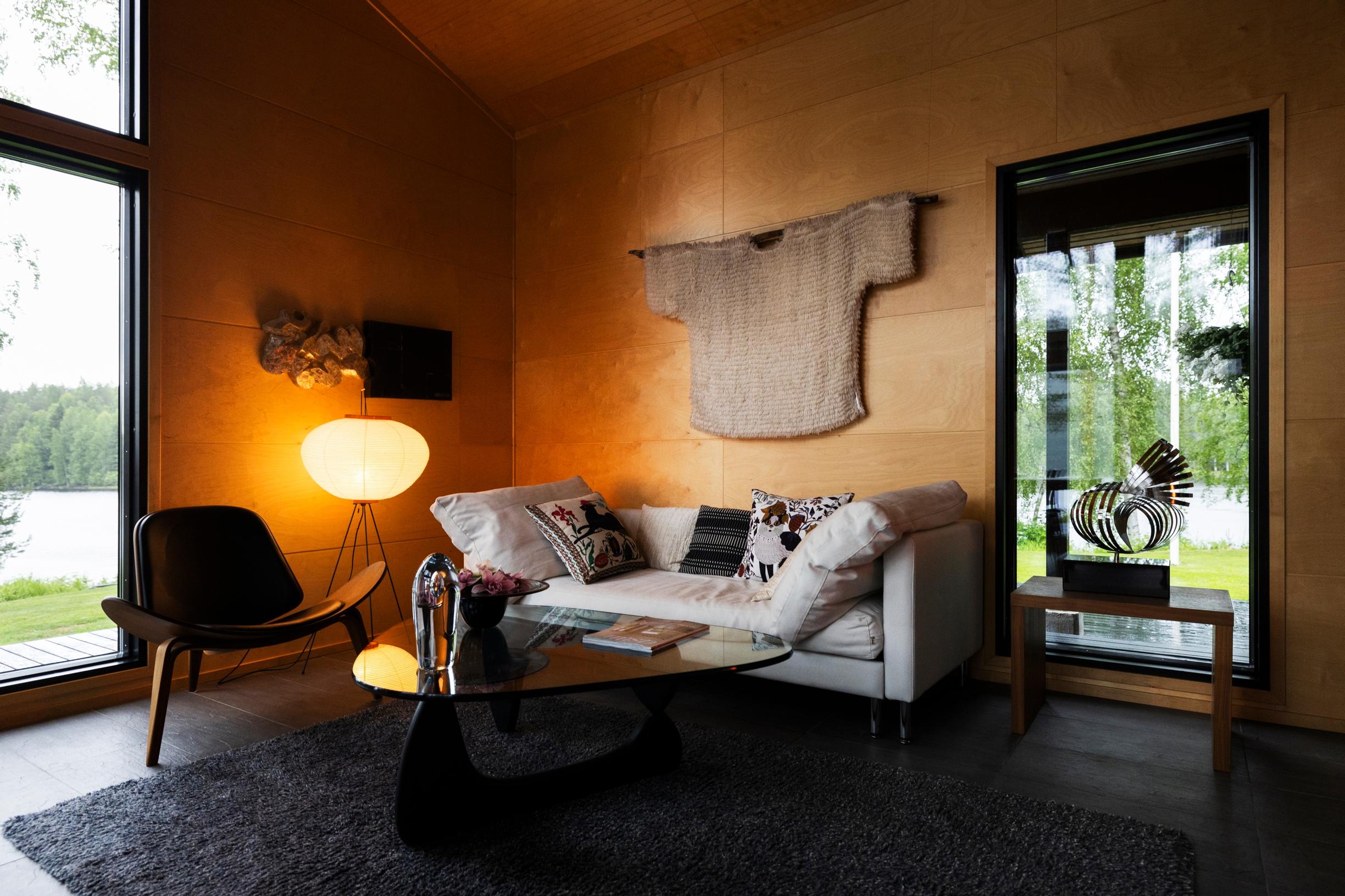 Oleskelutilan keskipiste on Isamu Noguchin pyöreä pöytä. Myös valaisin on Noguchin. Päätyseinällä on Pauno Pohjolaisen taideteos. Pöydällä Ritva-Liisan lasityö Horisontti. Villamatto on Hanna Korvelan.