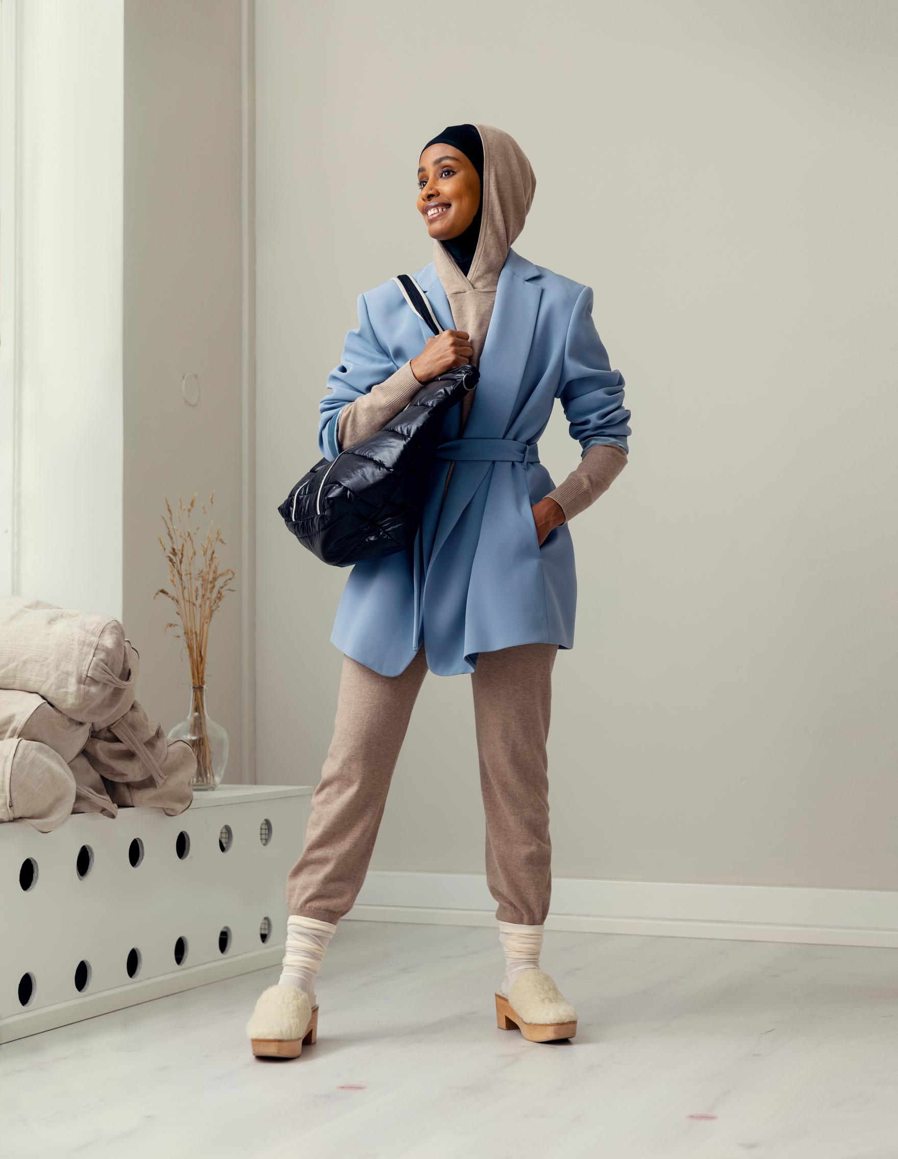 Jakku 429 e, Andiata.Merinopuuvillahuppari 139,99 e sekä housut 139,99 e, Nanso. Puukengät 265 e, Terhi Pölkki. Laukku 34,99 e, KappAhl. Nike-merkkinen hijab 34,95 e, Zalando. Sukat 12 e, Cos.