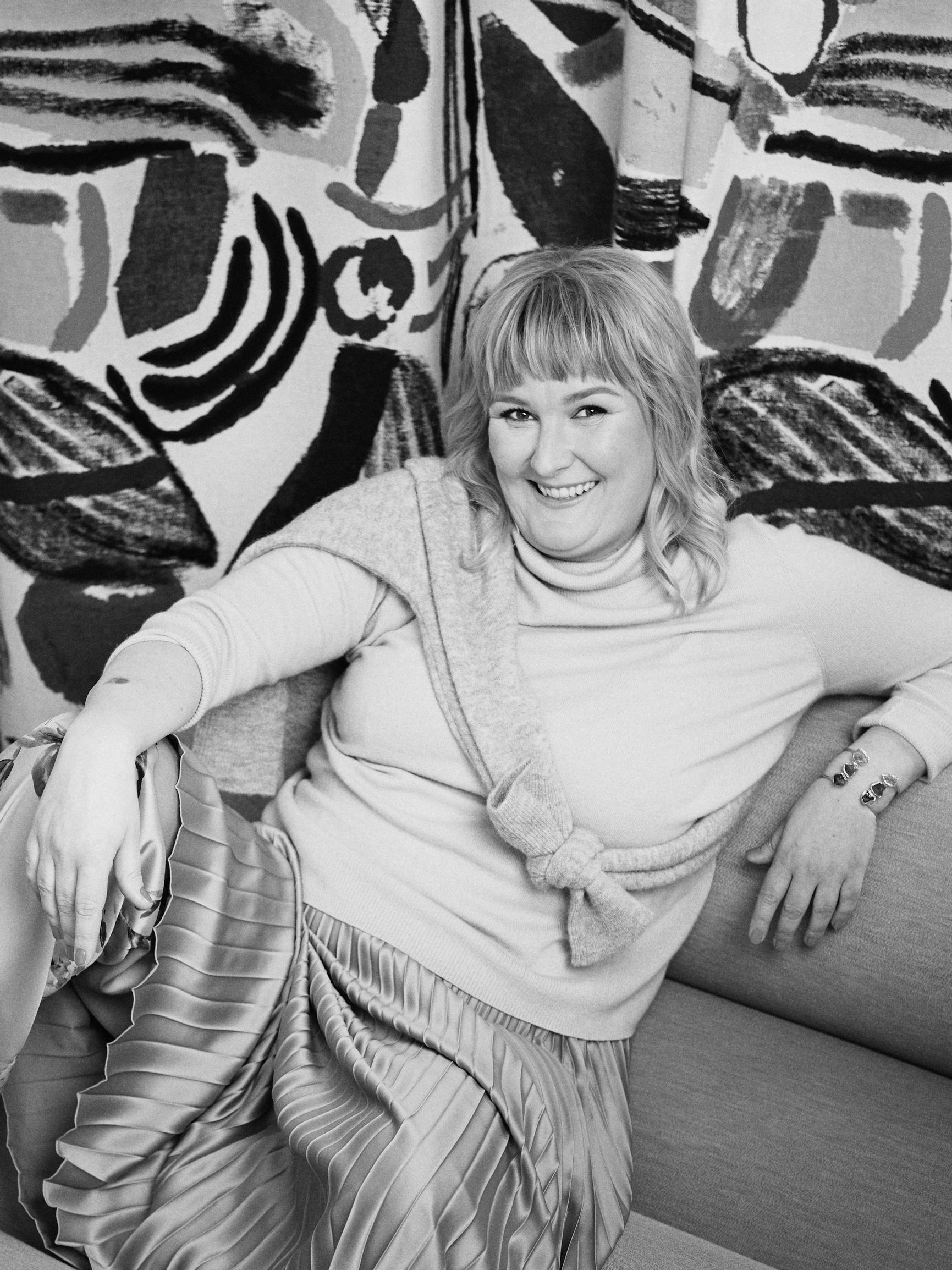 Koomikko Eeva Vekki luottaa tyylissään mekkoihin ja yltiöpäisen näyttäviin koruihin: ”Olen sormus- ja korvisfriikki”