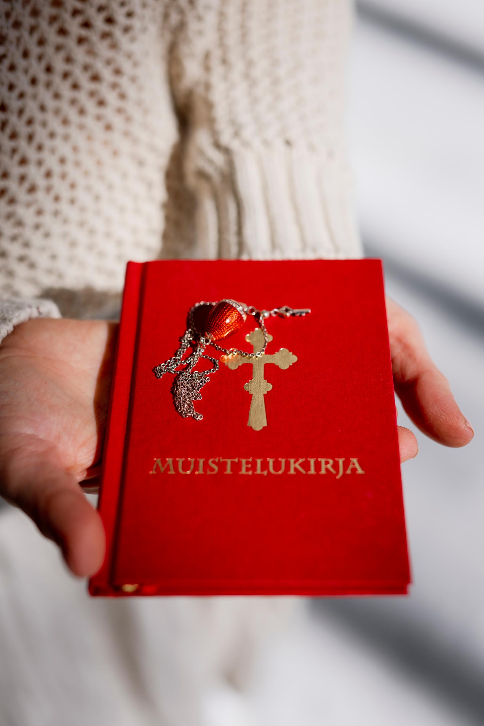 Vappu Pimiä on tuore ortodoksi. Ihmisten elämänkatsomukset kiinnostavat häntä loputtomasti. ”Jopa ateisti uskoo johonkin.” Munakorun Vappu on saanut puolisoltaan Teemulta.