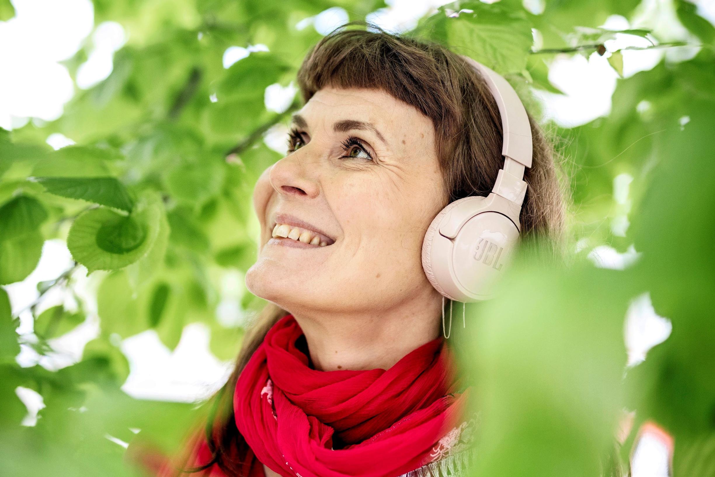 Erityisherkkyys, adhd ja läheisten sairastumiset uuvuttivat Outi Pikkuoksan: ”Jooga opettaa hyväksymään, että elämään kuuluu epämukavuutta ja kärsimystä”