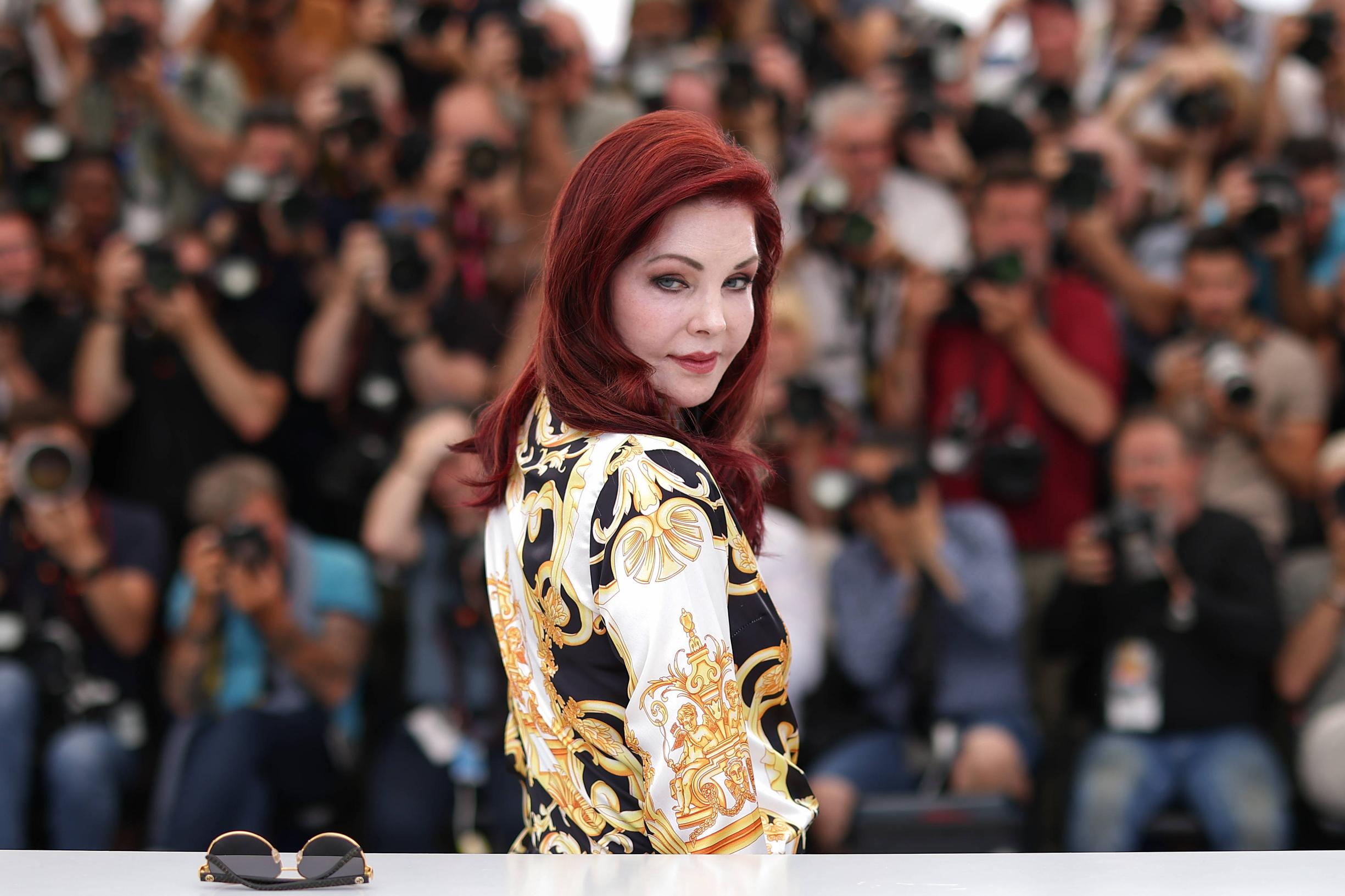 Priscilla Presleyn uskomaton elämä: Näin Elviksen teinimorsiamesta kasvoi riitaisan mahtisuvun vaikeneva matriarkka