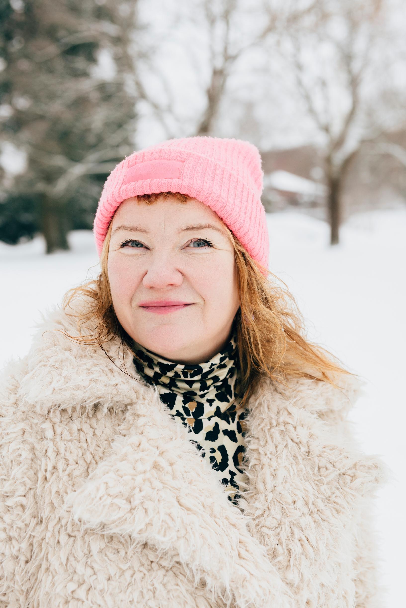 Juhlia rakastava Minna Kivelä kehittelee usein perheen kanssa vietettäviin juhlapyhiin ohjelmaa, esimerkiksi nurmikkohiihtoa ja lannevanteen pyöritystä. Viime juhannuksena hän sai 75-vuotiaan isänsäkin lannevannetta veivaamaan.