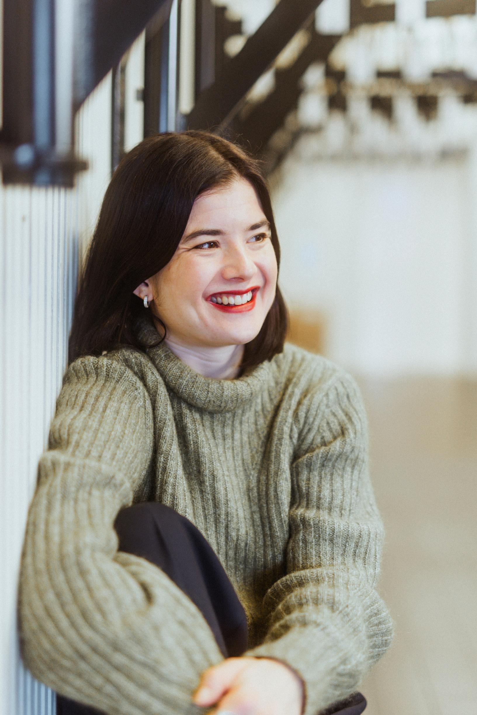 Aksa istuu tuolilla katsoo oikealle